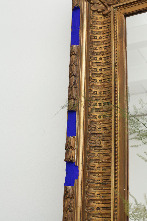 Miroir ancien doré à la feuille et bleu roi vif