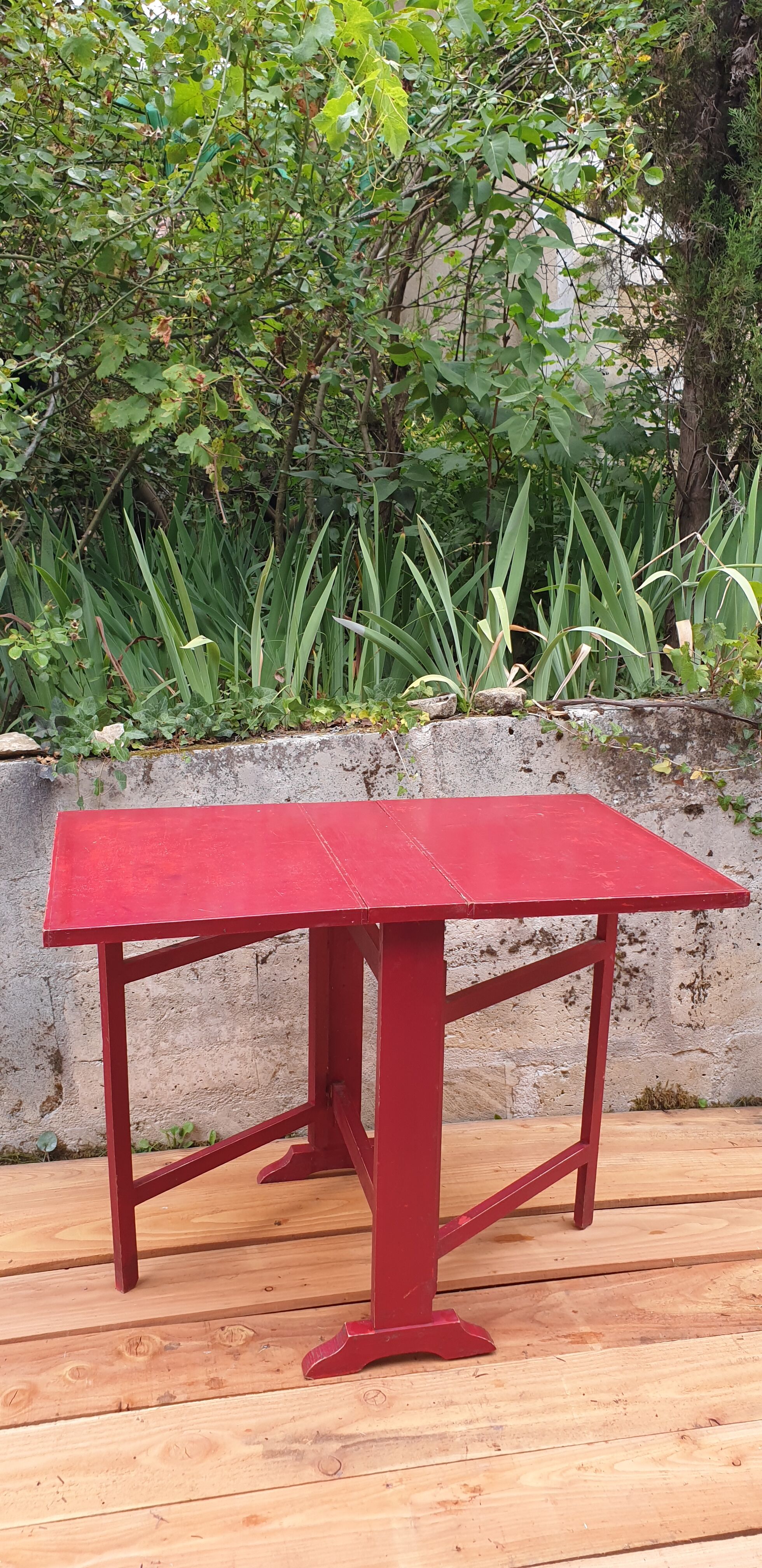 Red retractable table