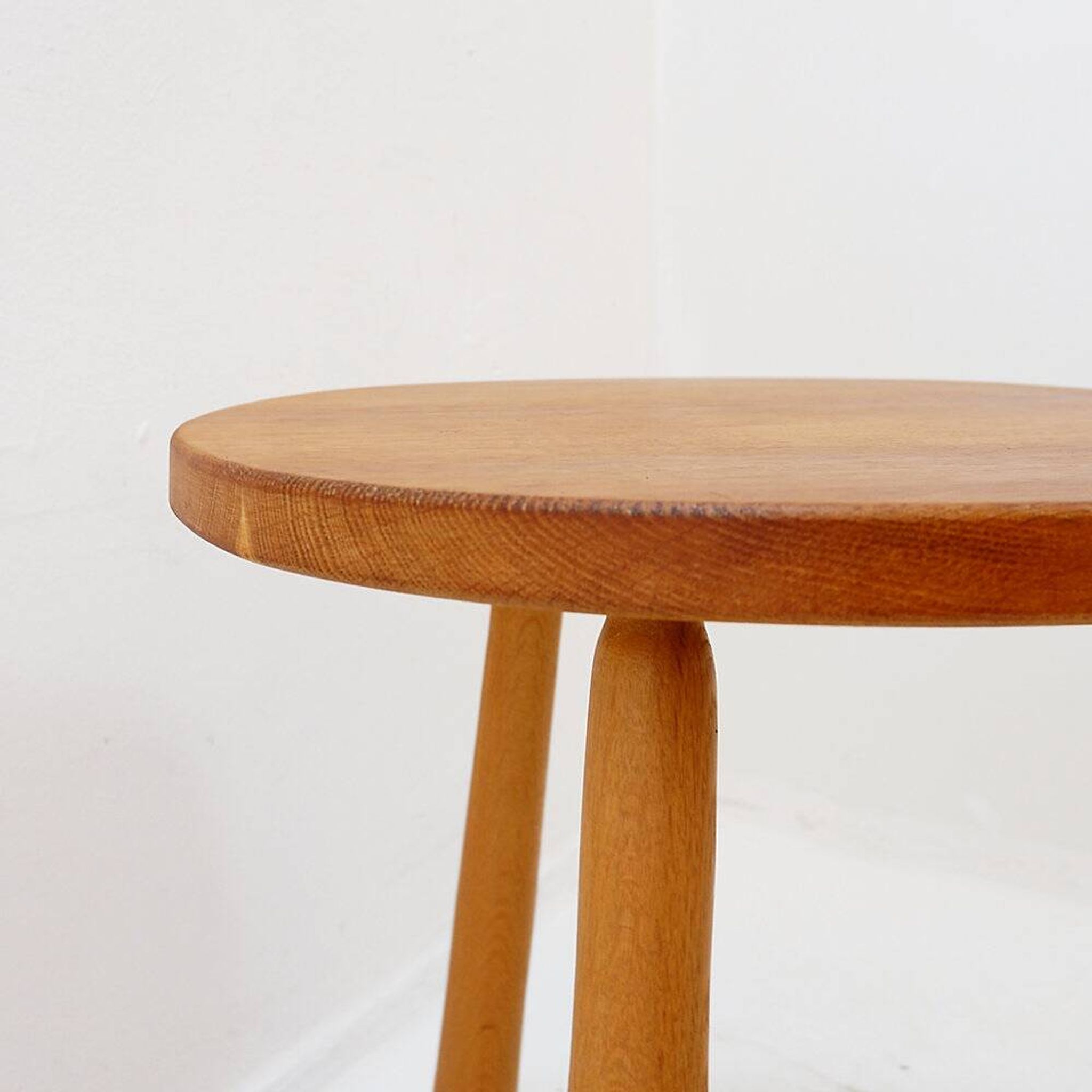 Table d'appoint vintage en bois massif avec pieds arrondis