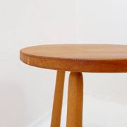 Table d'appoint vintage en bois massif avec pieds arrondis