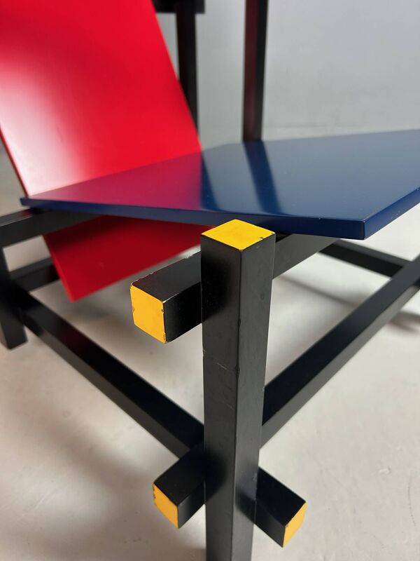 Chaise rouge et bleue de Gerrit Rietveld par Cassina