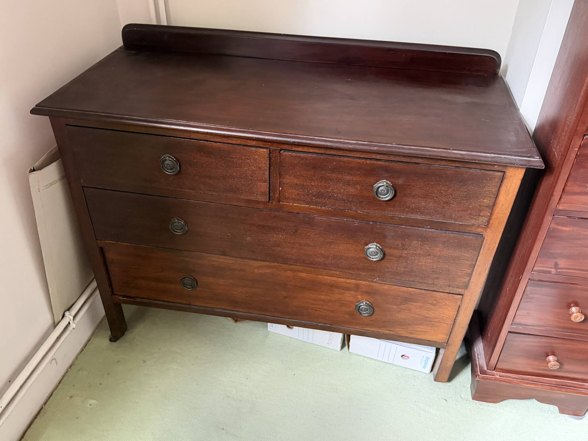 Solid mahogany chest of drawers with 4 drawers