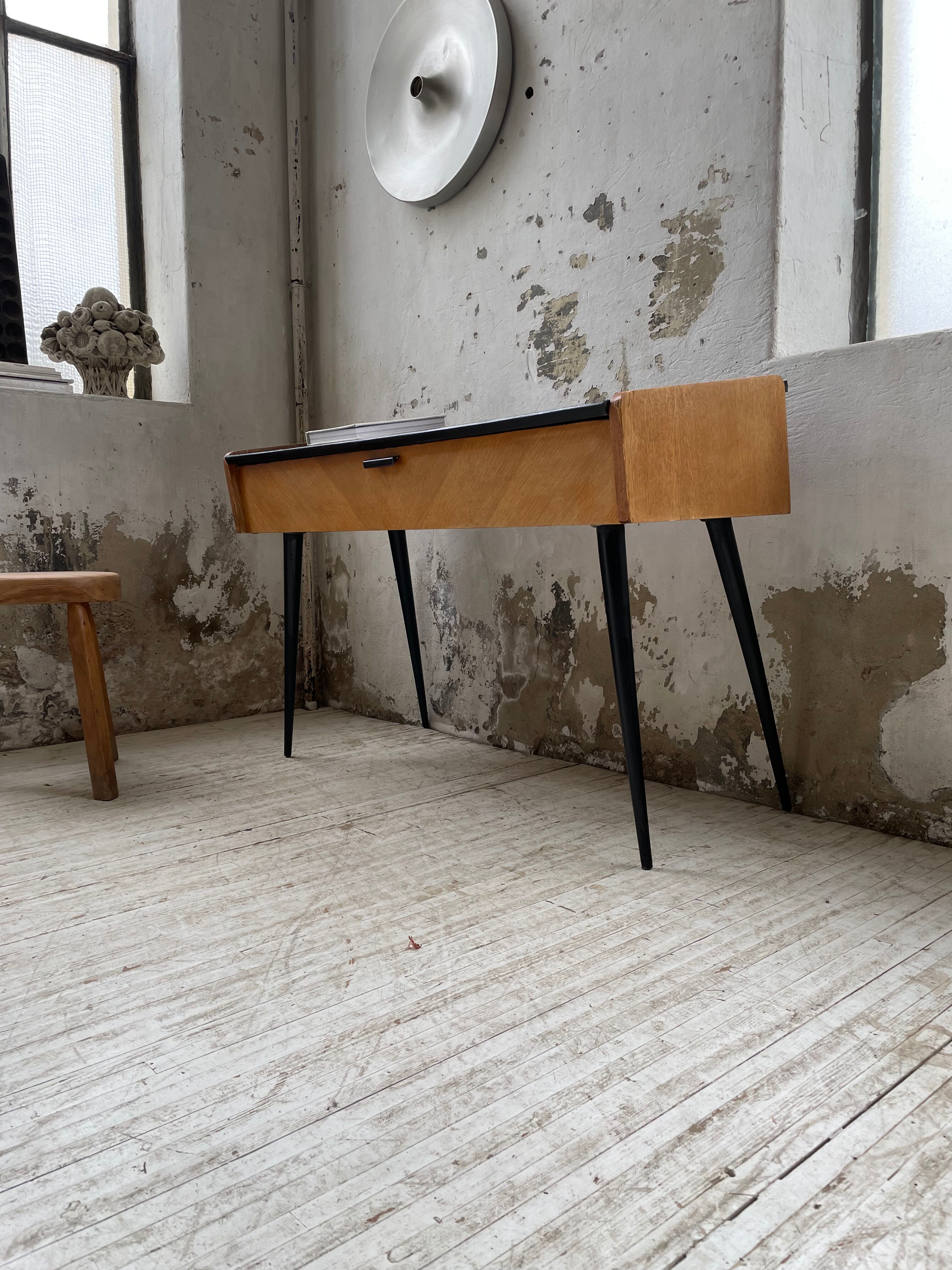 Console desktop feet compass 60s