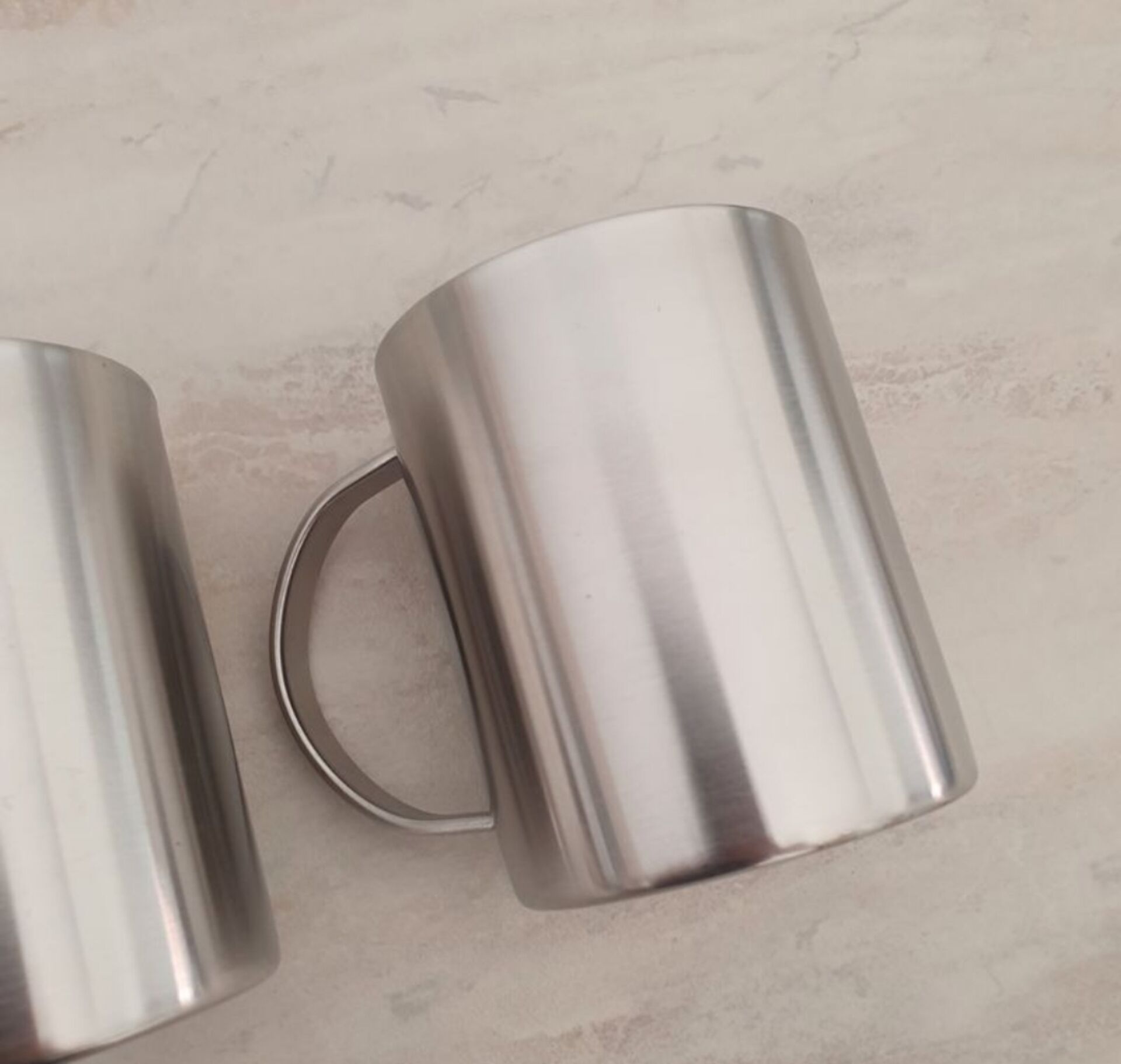 4 Grandes Tasses en inox et son support métallique