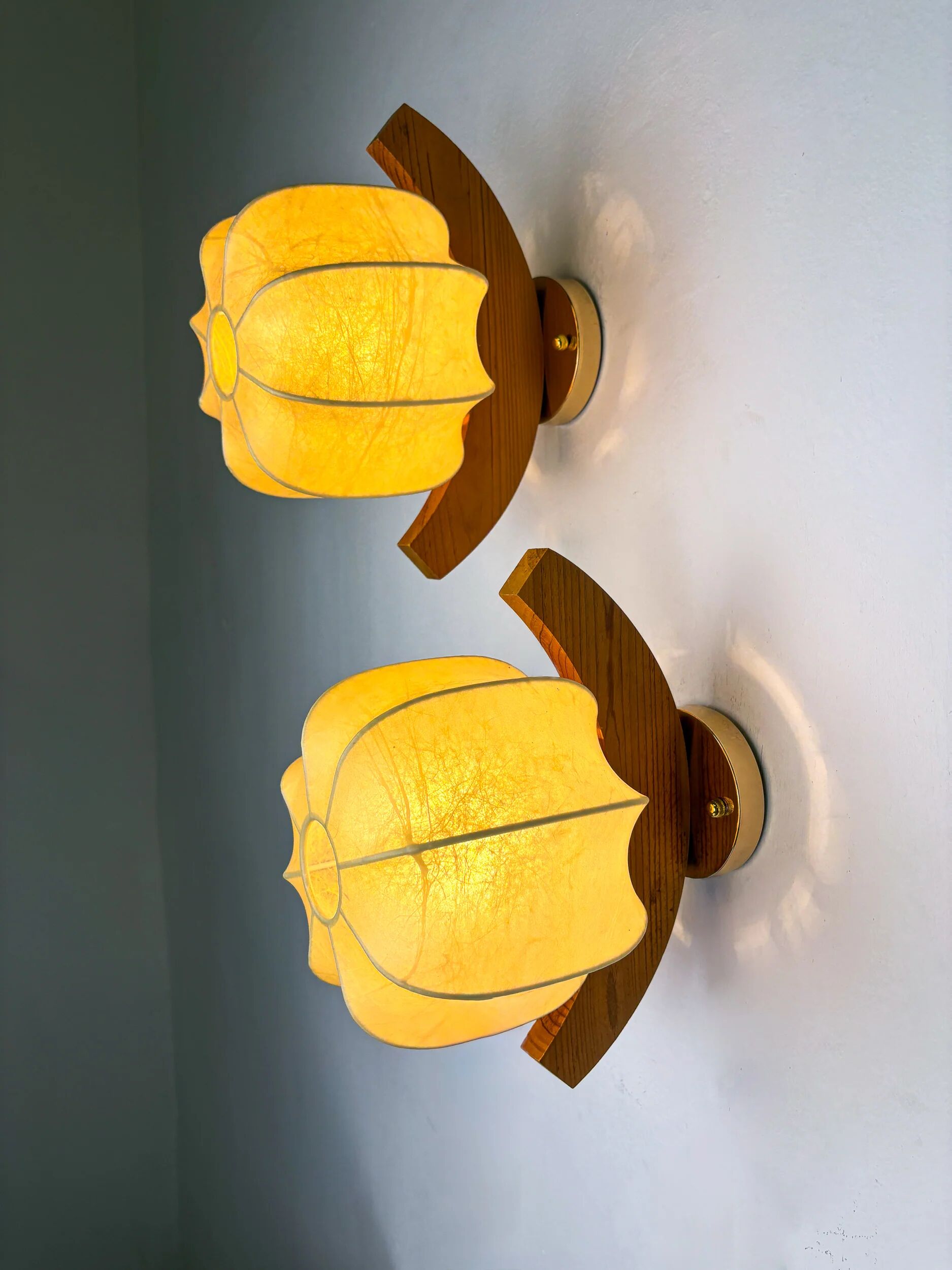 Pair of "Cocoon" wall lights, resin and pine, Italy, 1970s