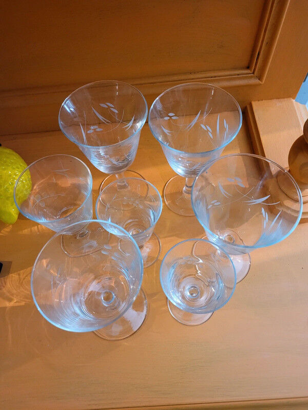 Set of 7 chiseled vintage glasses