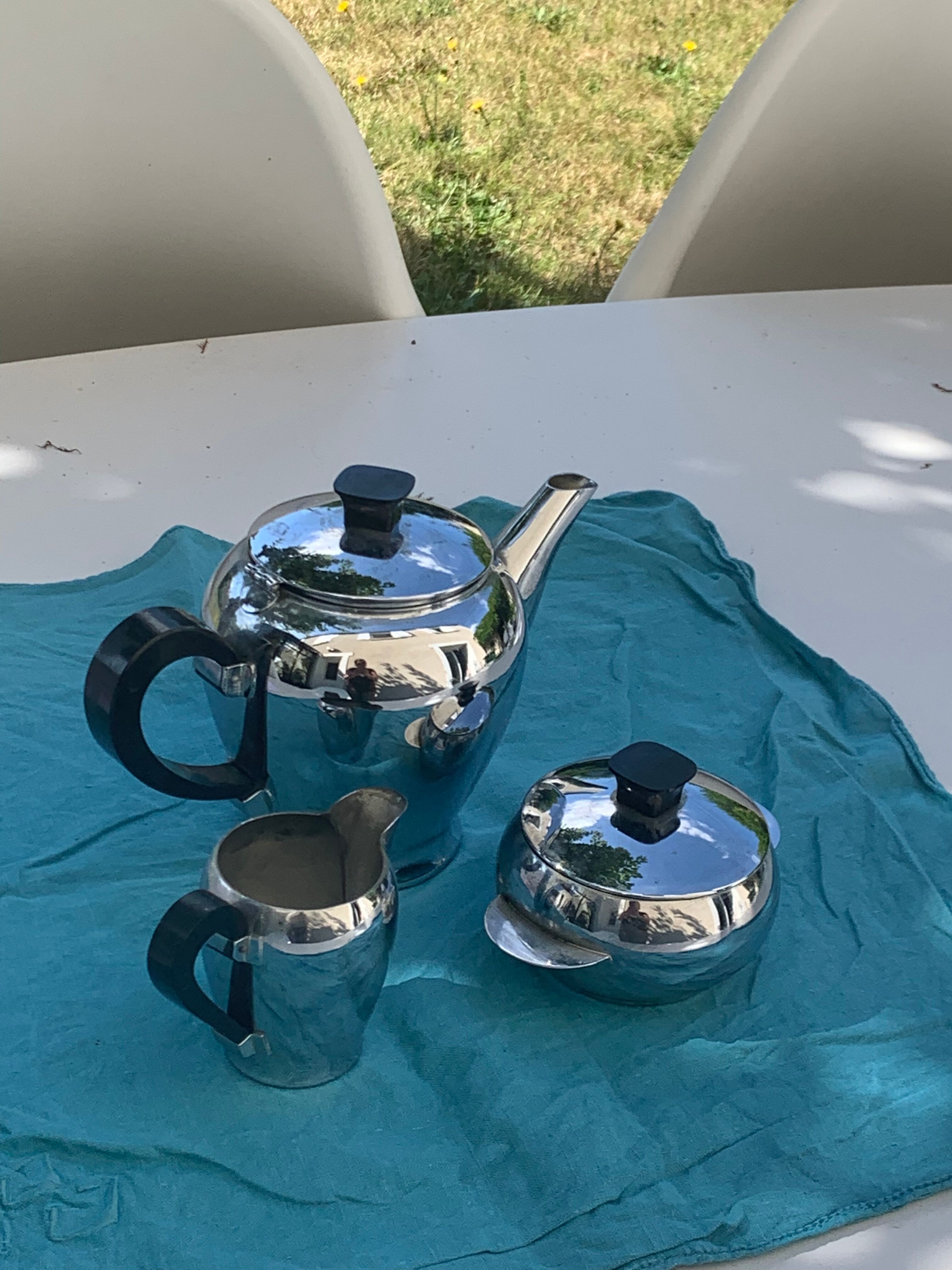 Coffee service consisting of three pieces in chrome and bakelite vintage