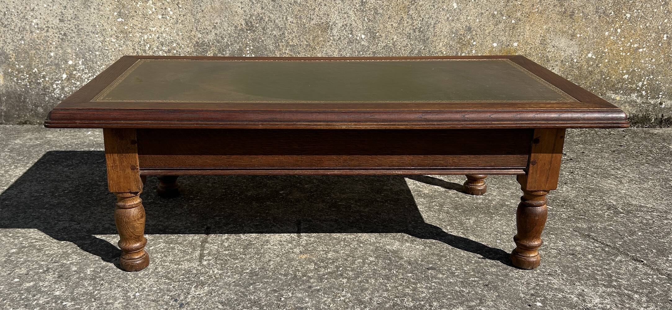 Vintage English coffee table in oak and green leather – 1950s/60s