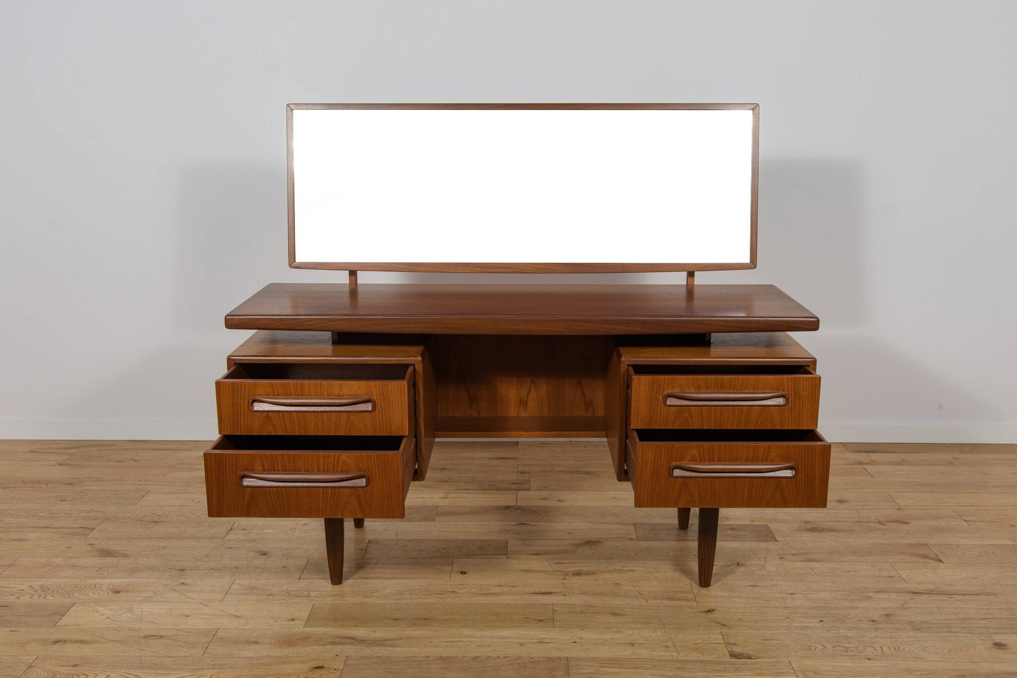 Table de maquillage en teck du milieu du siècle par Victor Wilkins pour G-Plan, Royaume-Uni, années 1960.