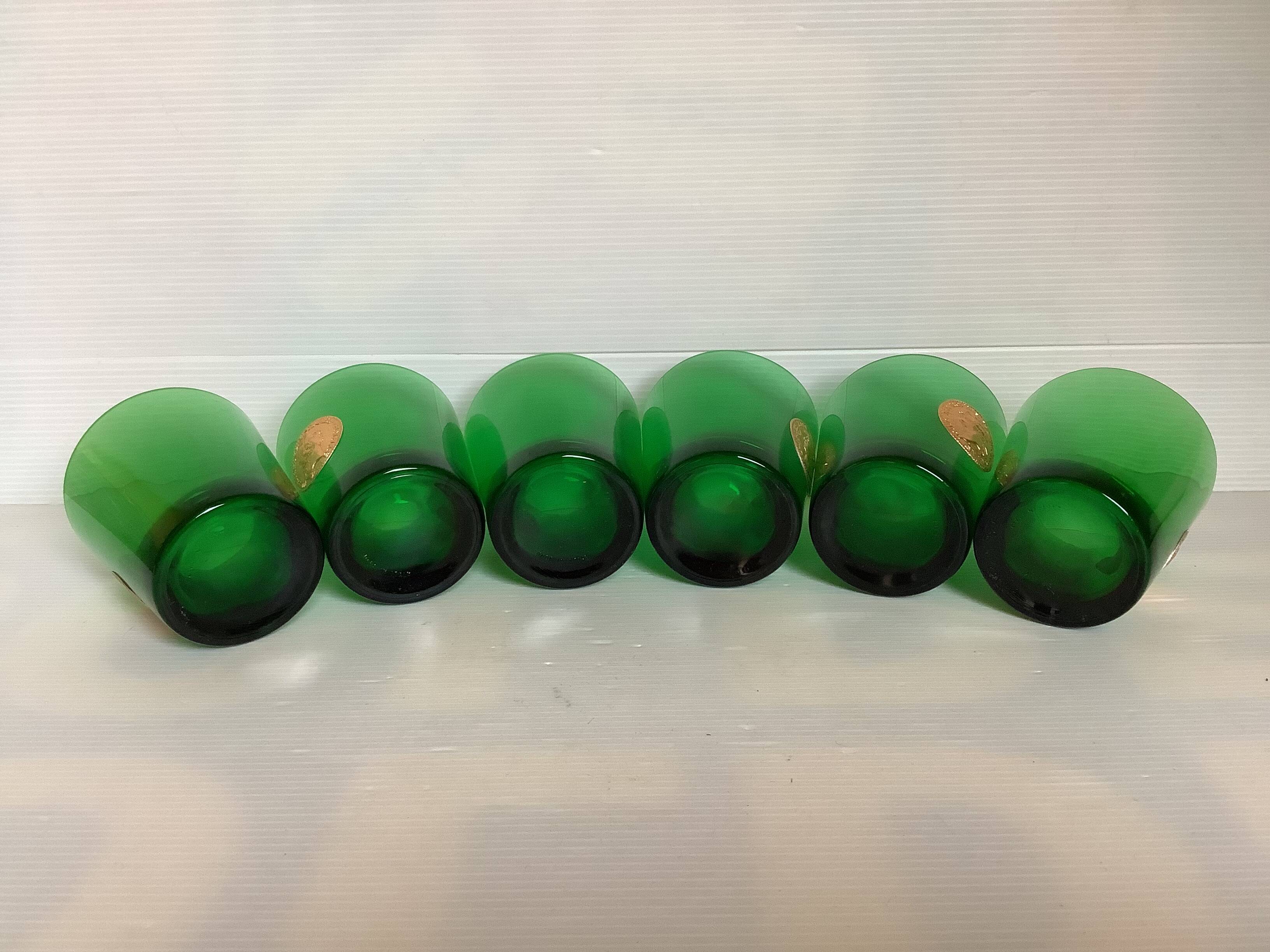 Six verres asymétriques en verre vert vintage