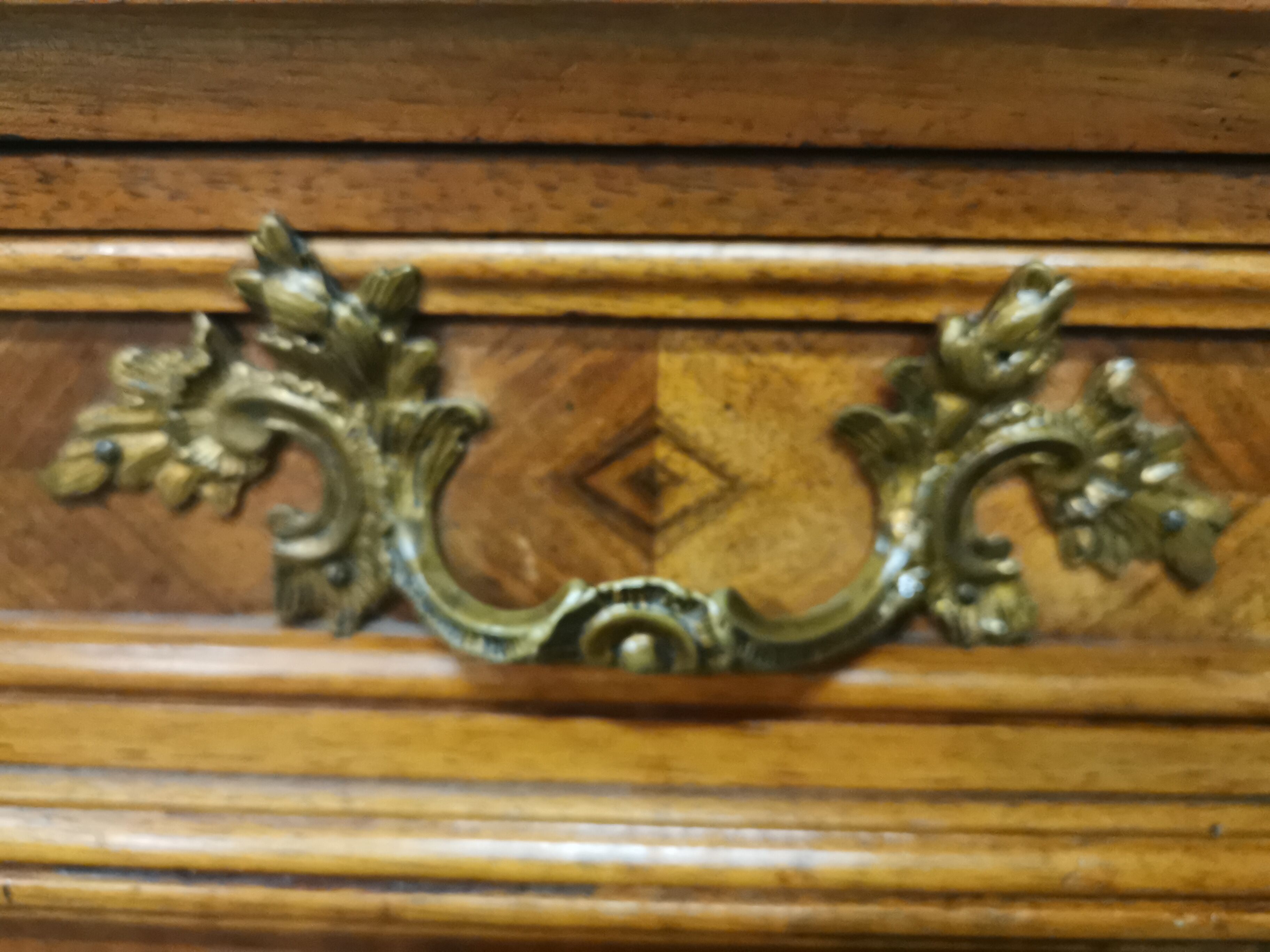 Commode à tiroirs style Louis XV en noyer et plaquée noyer