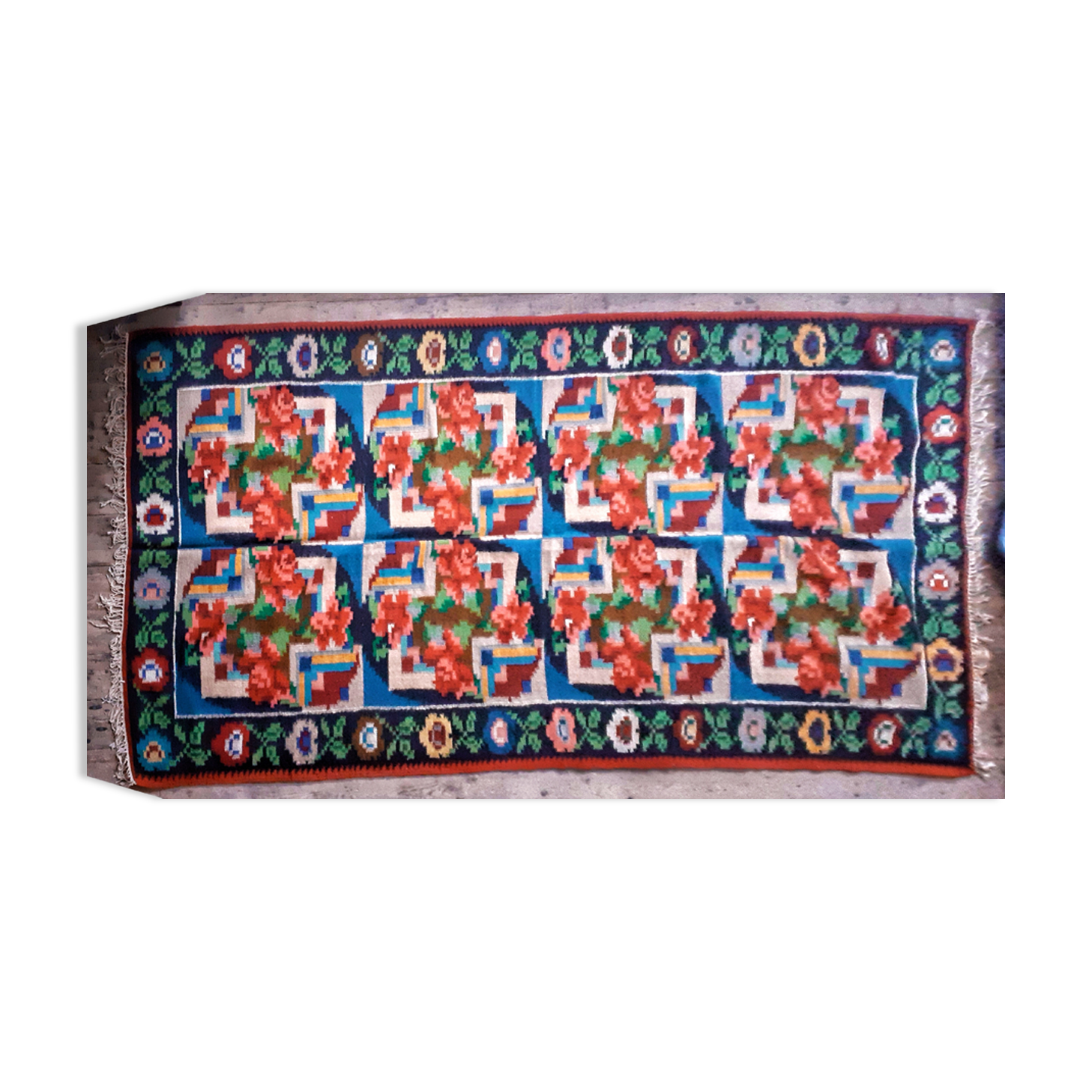 Rug with roses made by hand in Romania