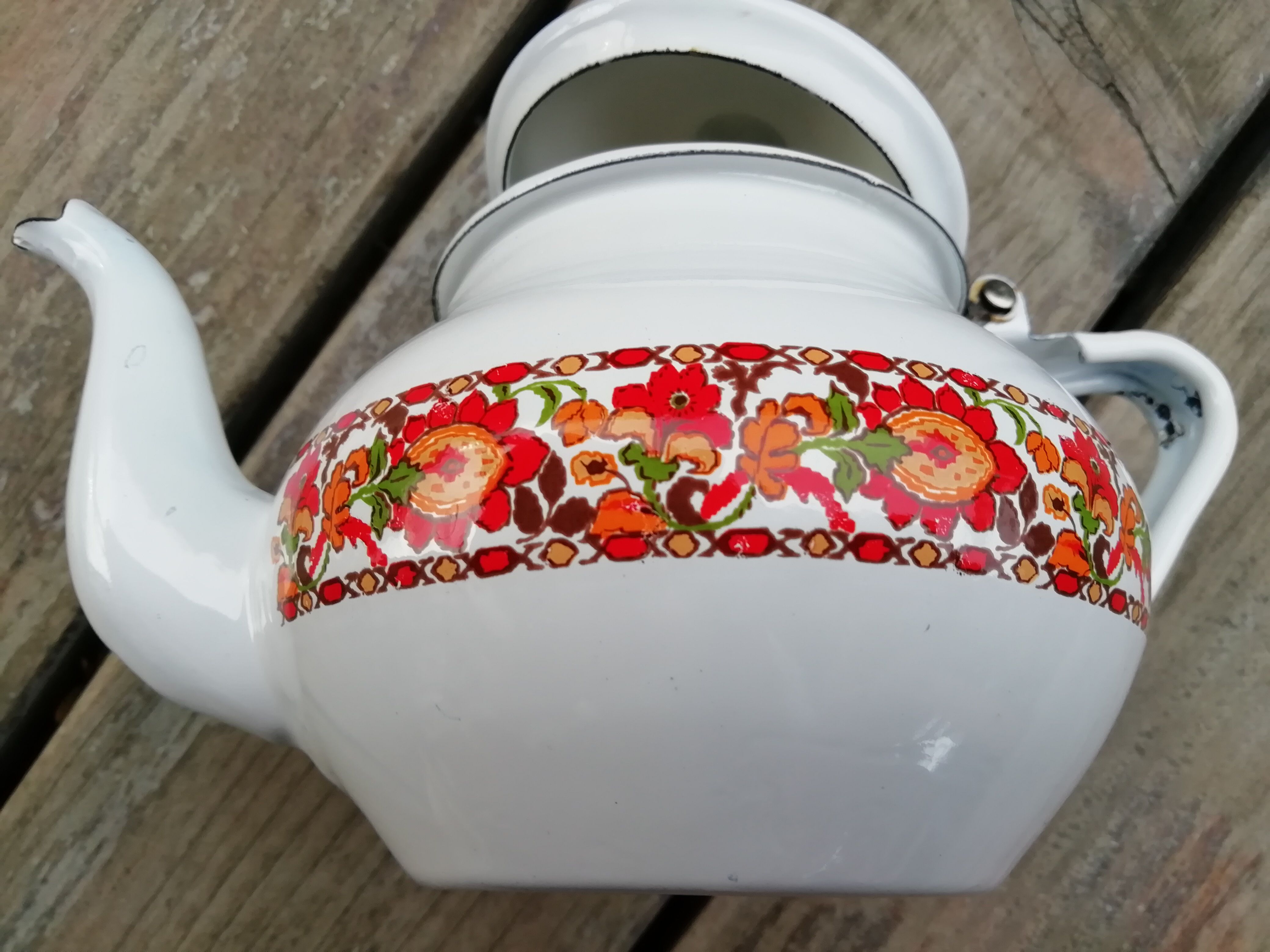 Enamelled sheet metal teapot