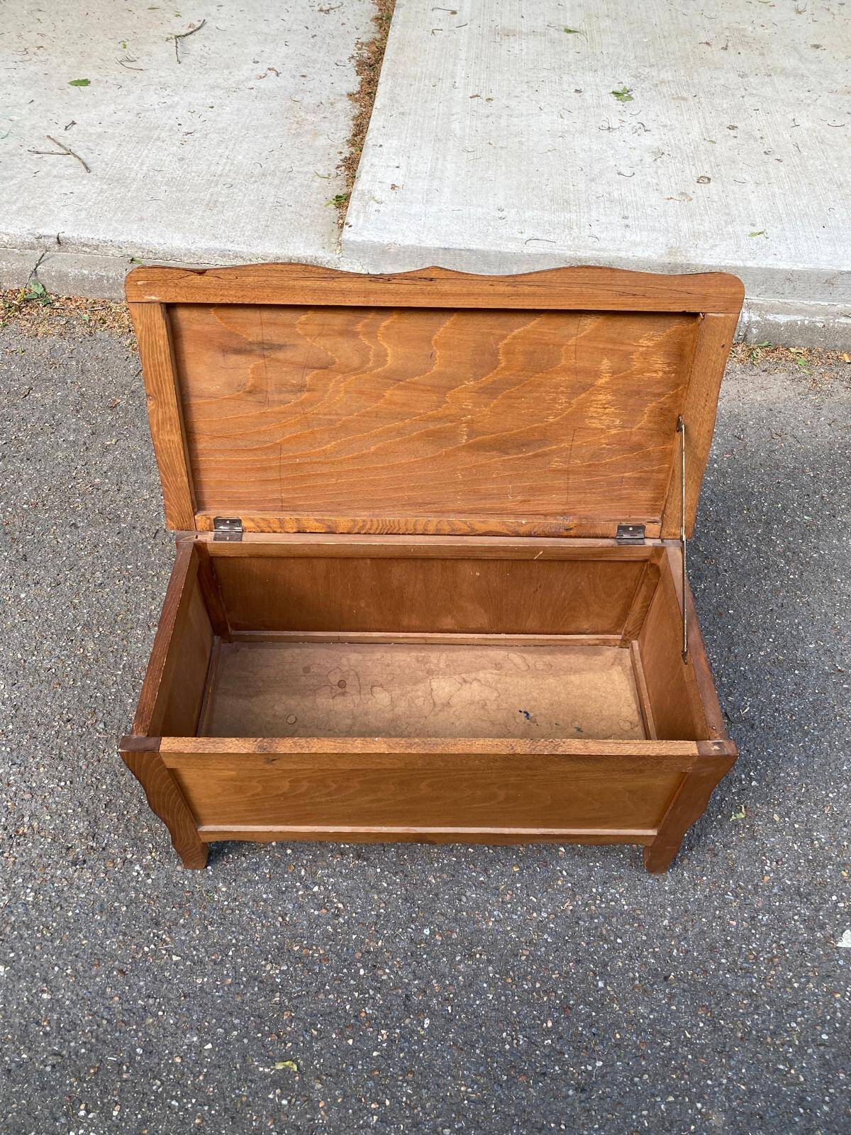 Vintage solid wood storage bench in light oak, Louis XV style, 77cm