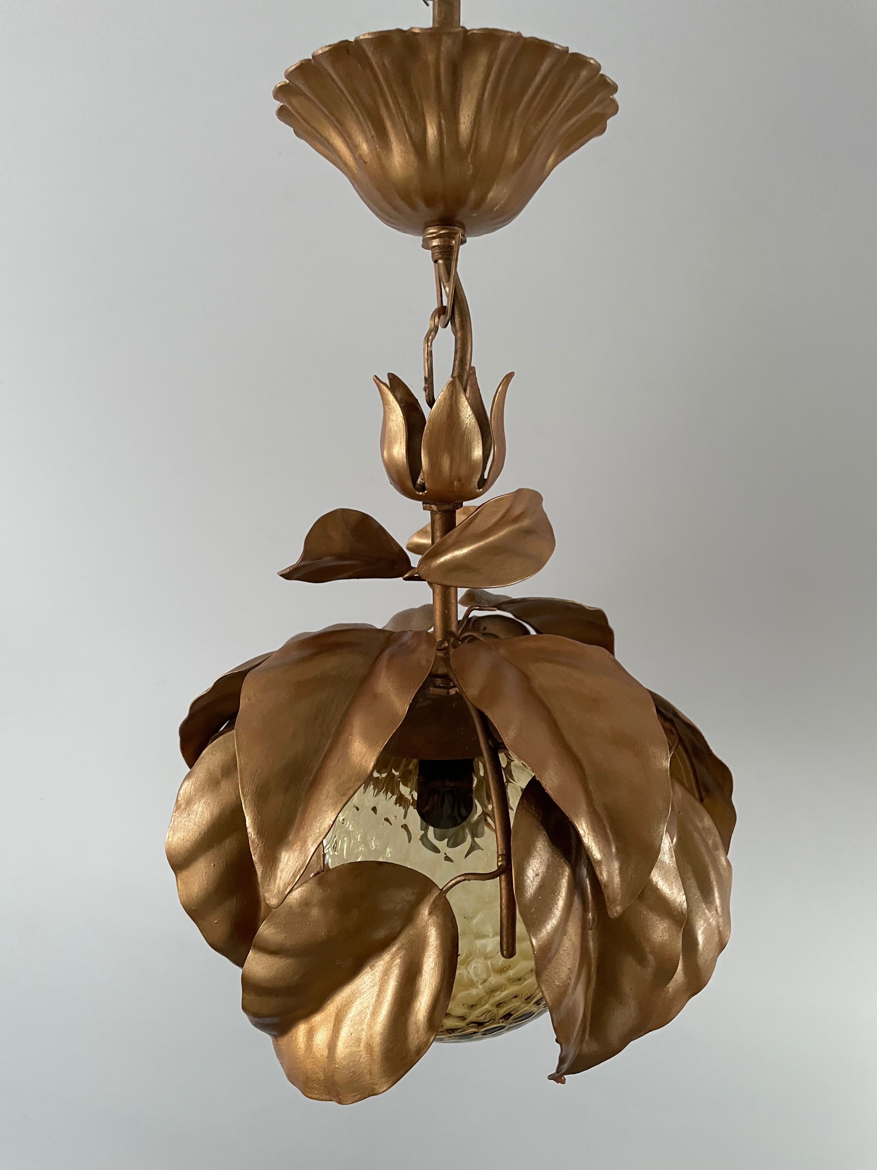 Suspension flowers golden leaves with glass globe