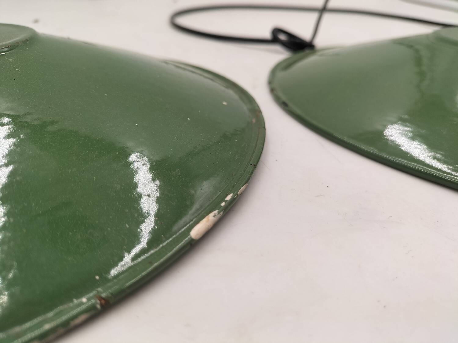 2 enamelled sheet metal suspensions