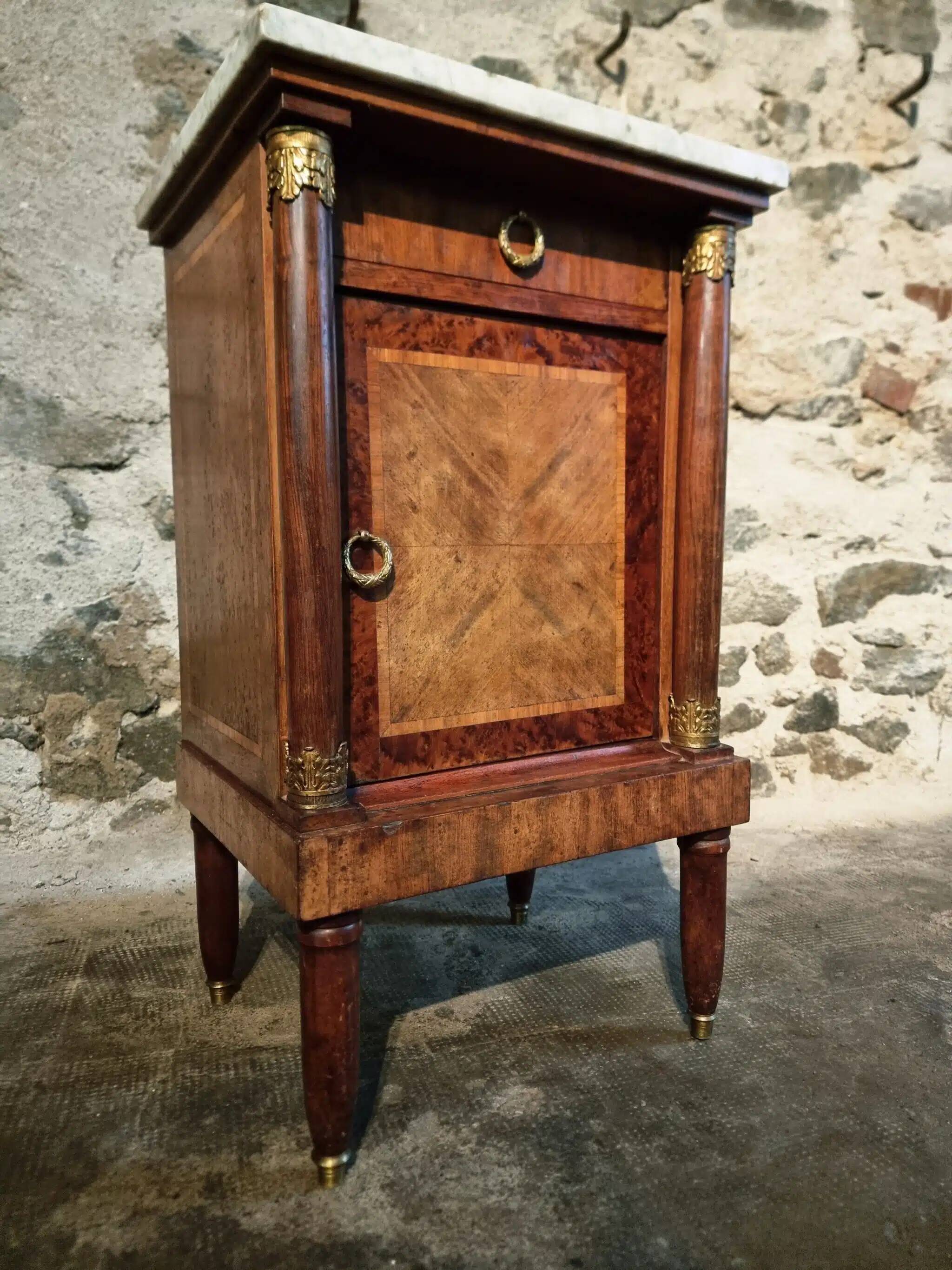 Table de chevet Empire français avec dessus en marbre