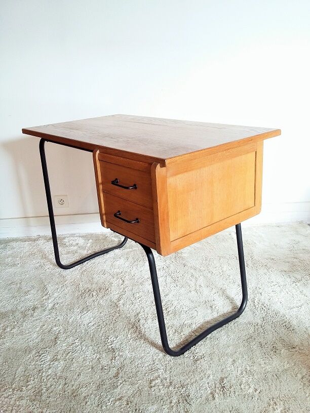 Minimalist vintage desk of the 1950s