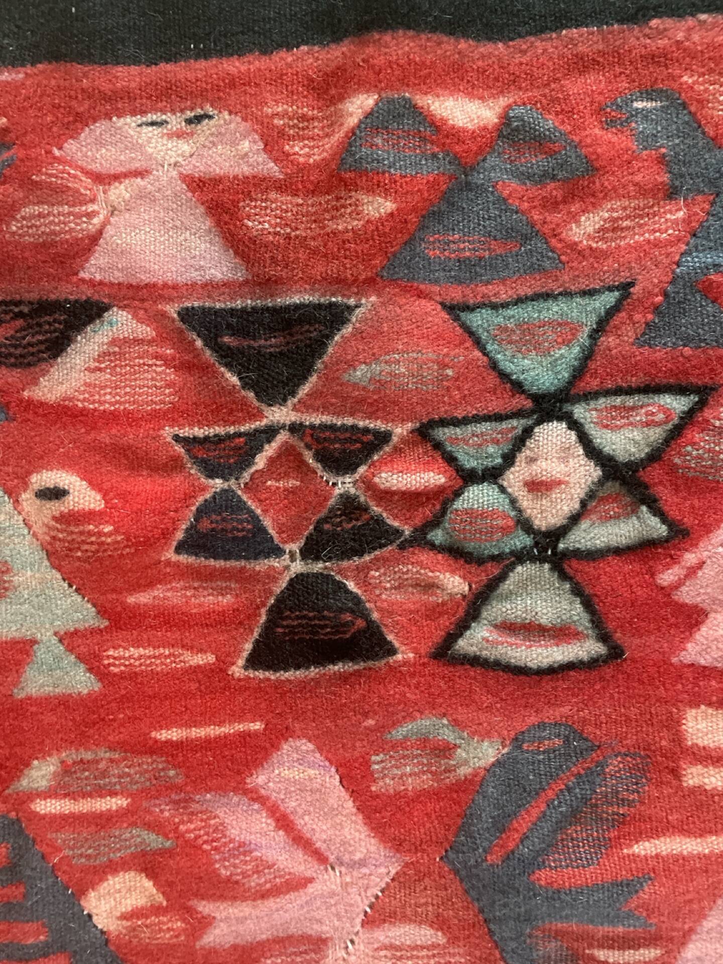 Tapis artisanal tissé main en laine et coton, motifs andins