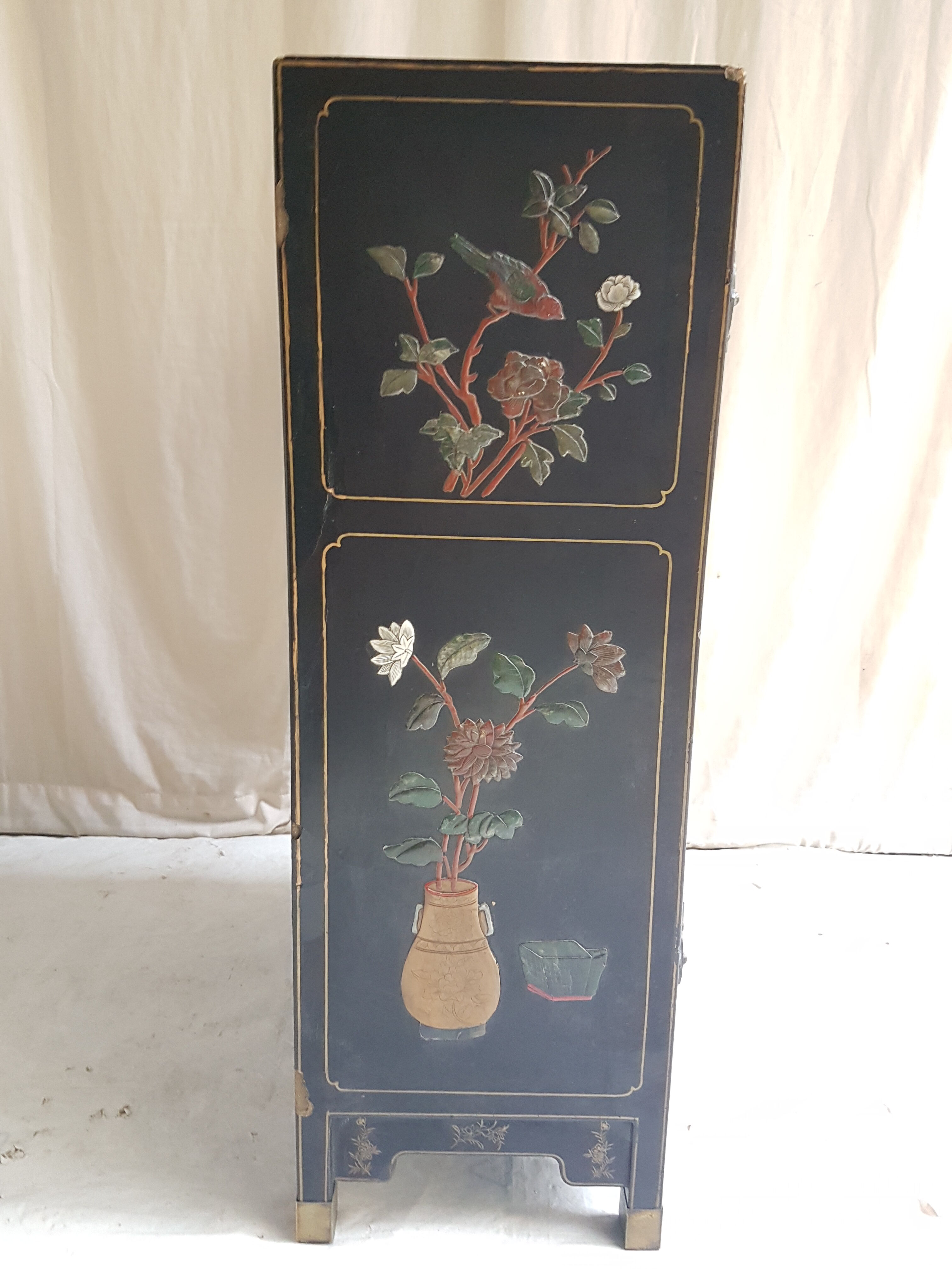 Chinese Bahut in 2-door laque