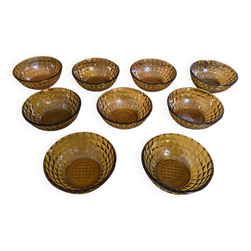 9 coupelles vintage en verre moulé ambré de forme géométrique, France