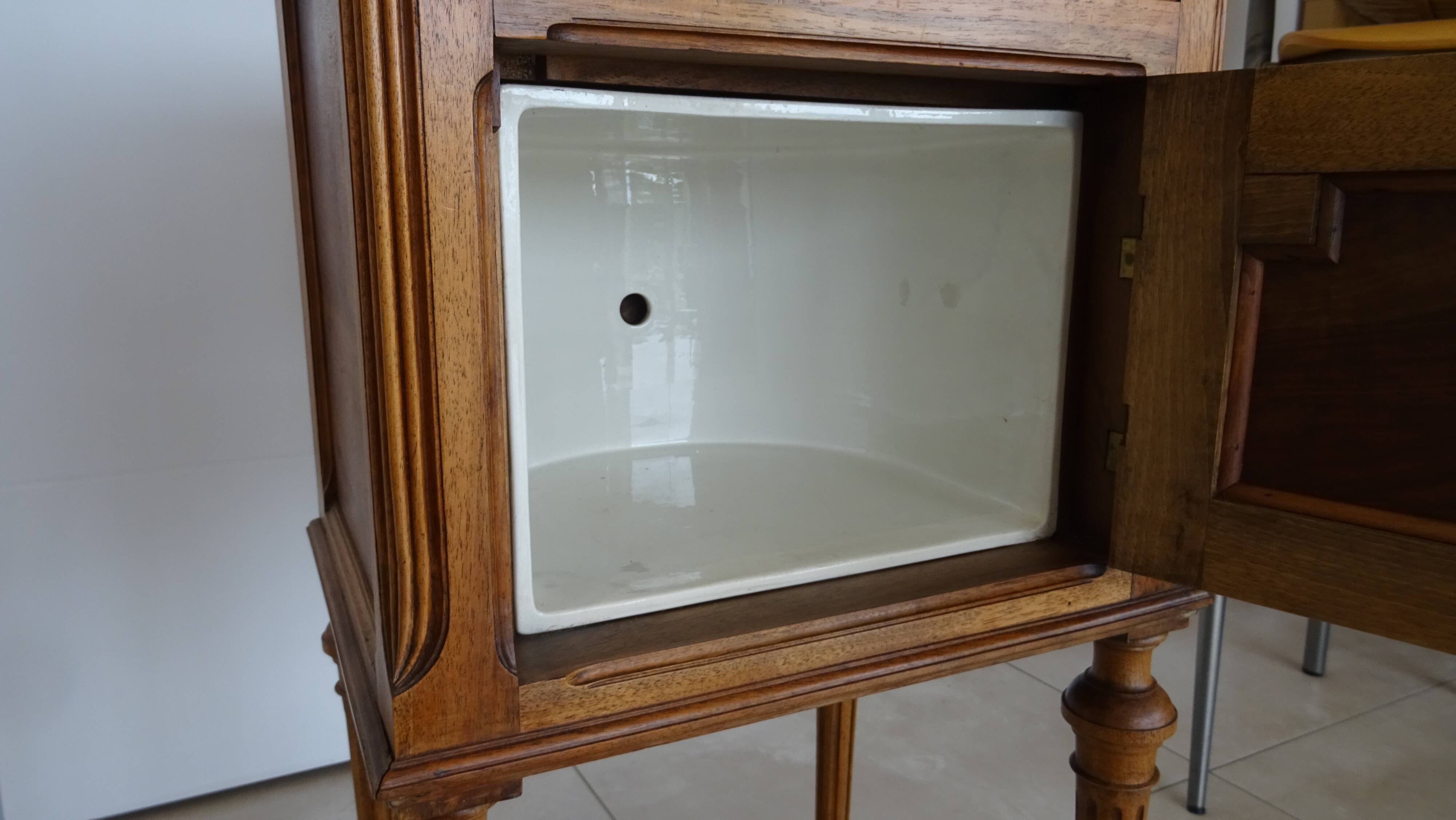 Bedside table - early 1900 - marble/ceramic