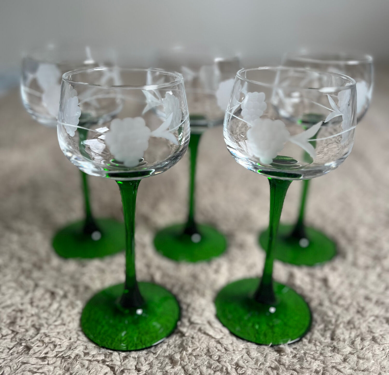 Set of 5 wine glasses with chiseled decoration