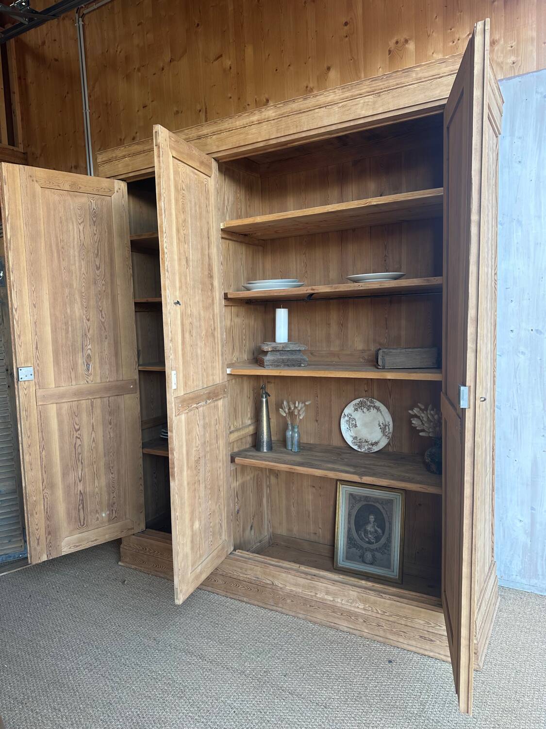 Armoire XXL en pitchpin massif - style Louis Philippe clair