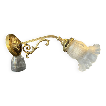 Applique col de cygne en bronze arabesque et tulipe en verre plissé XXe style Louis XVI.