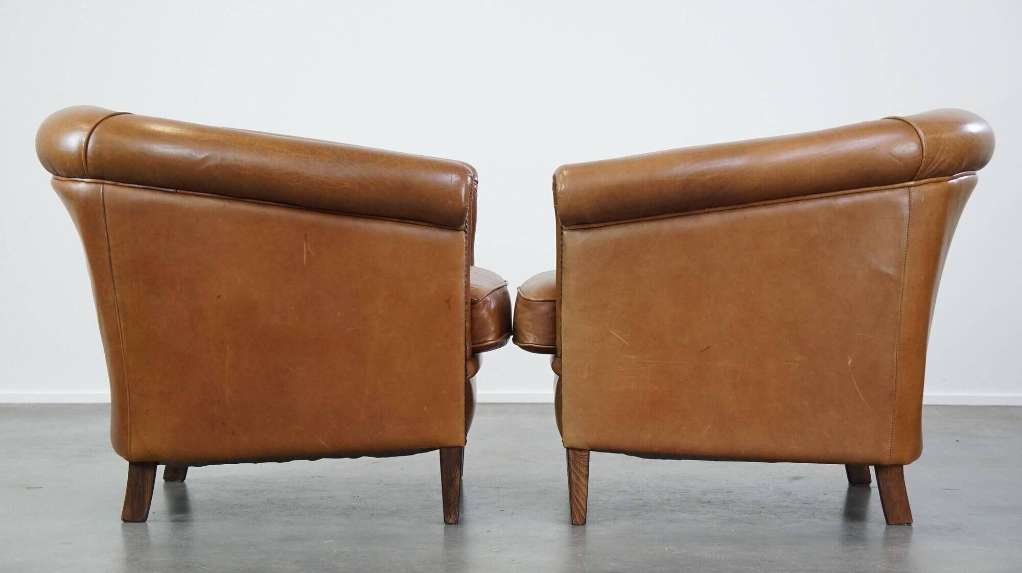 Set of 2 very comfortable light cognac-colored leather club armchairs in English style