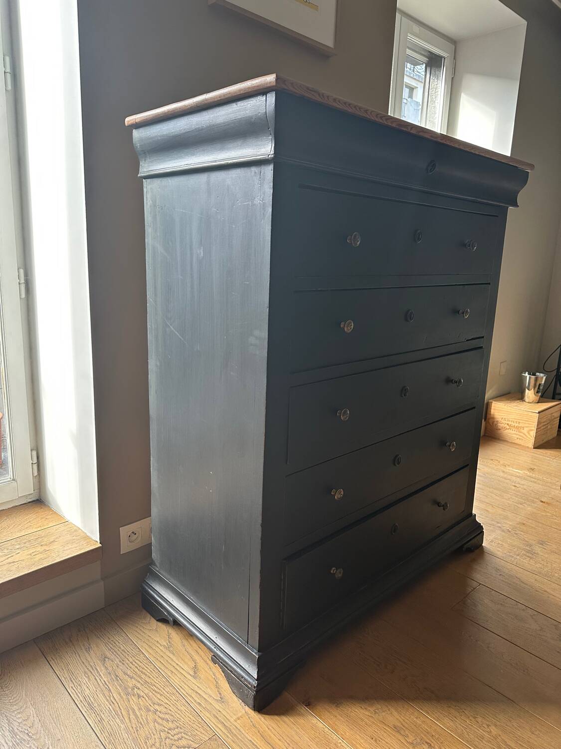 Black wooden chest of drawers
