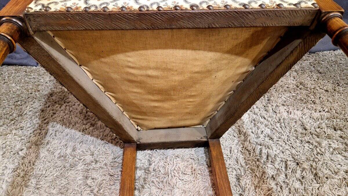 Chair known as a caquetoire.