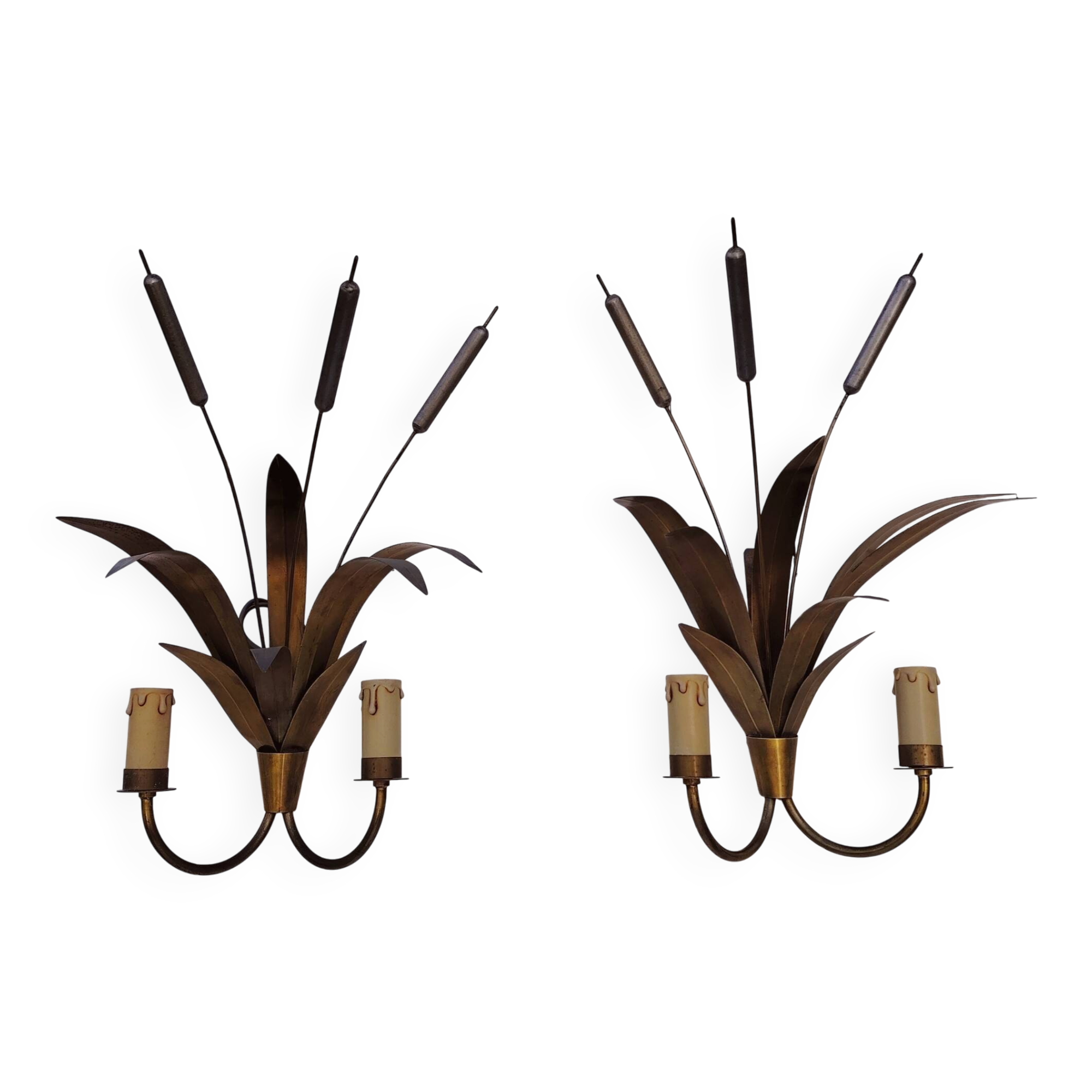 Brass wall lights with a bouquet of reeds by FlorArt.