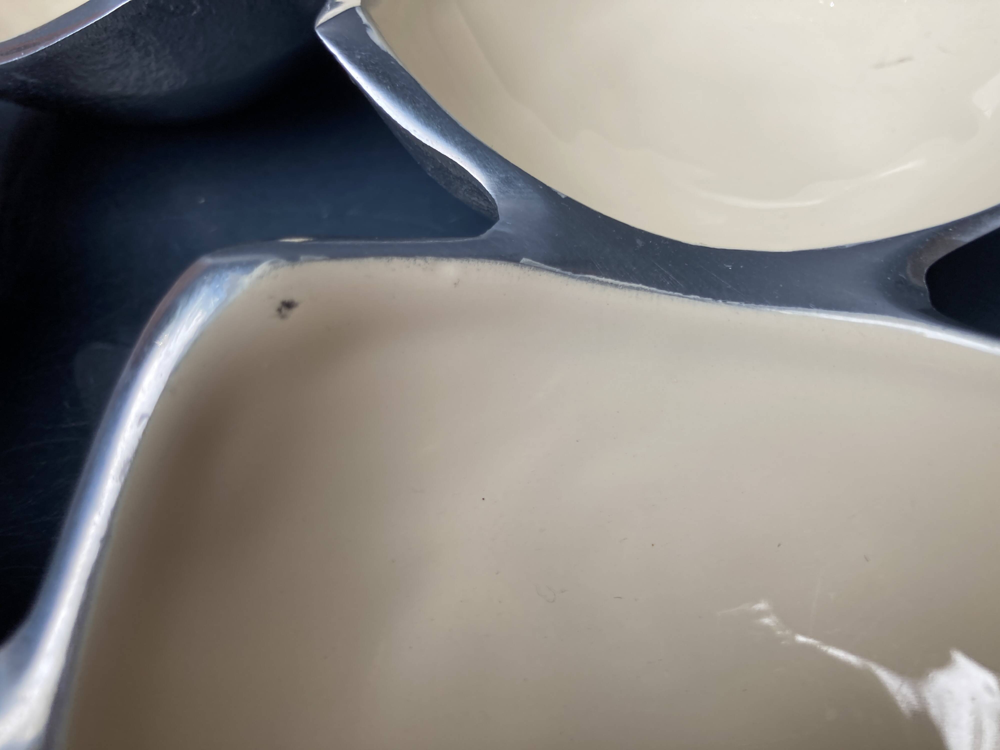 Ensemble de plats compartimentés en Inox Massif et émail écru