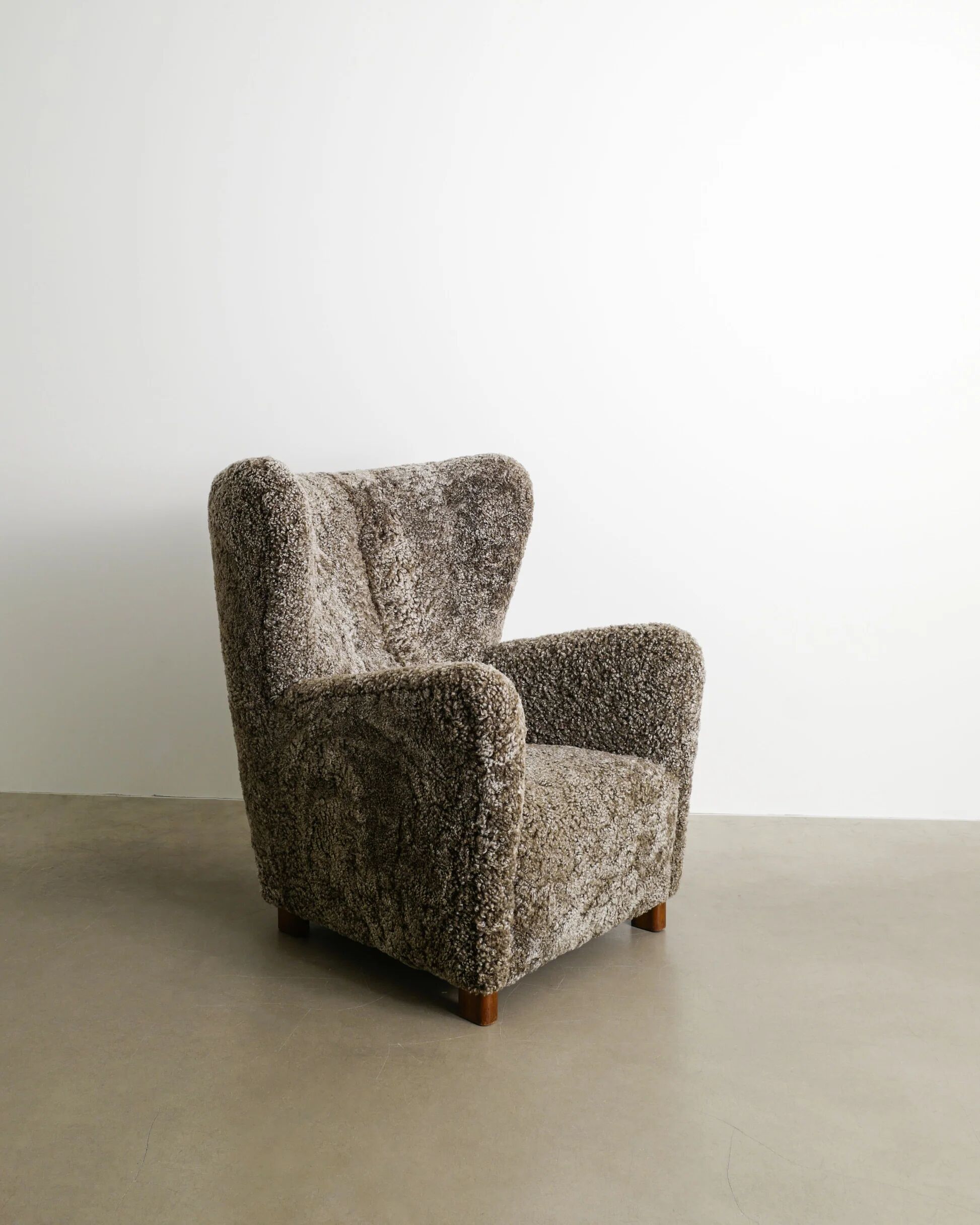 Fauteuil en peau de mouton danois du milieu du siècle par Fritz Hansen, années 1940.