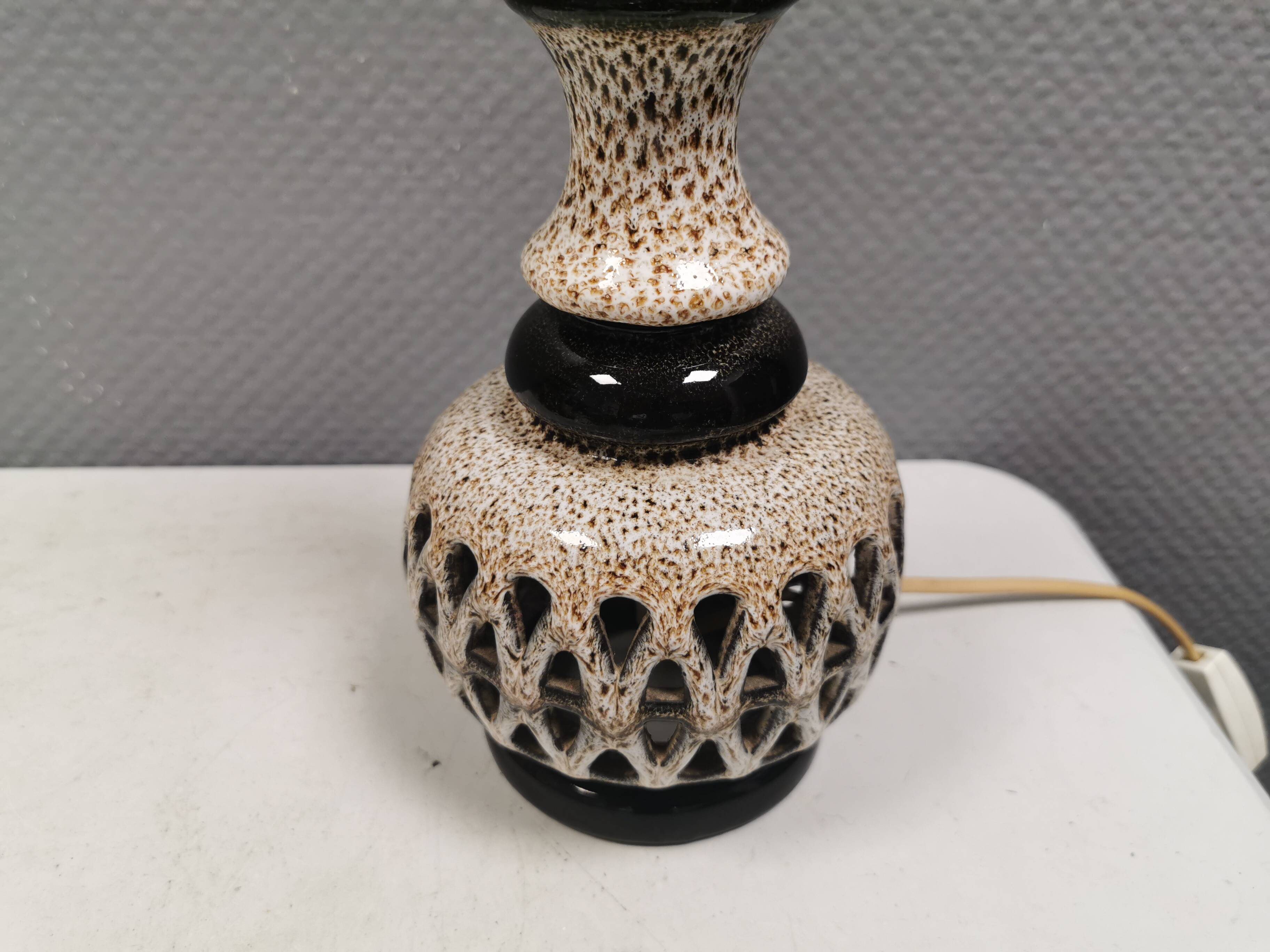 Table lamp in ceramic with a delicate expression. 1970-80s Denmark