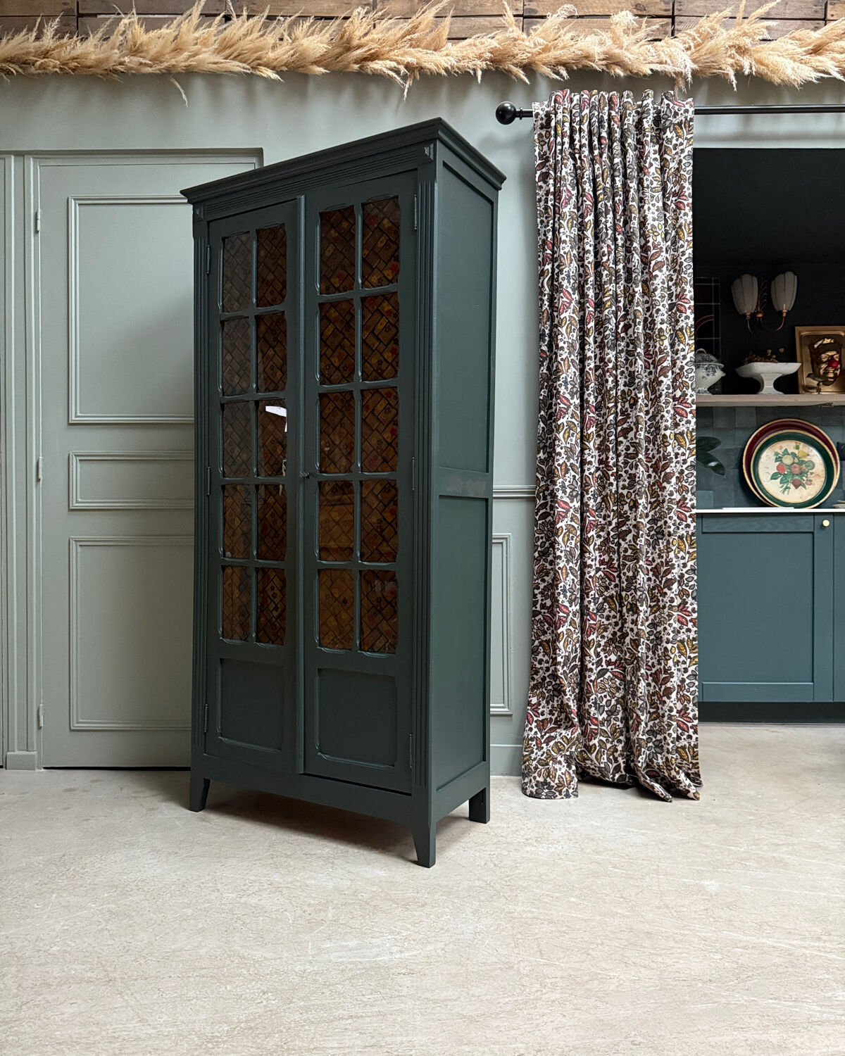 Dark green Parisian display cabinet (renovated)