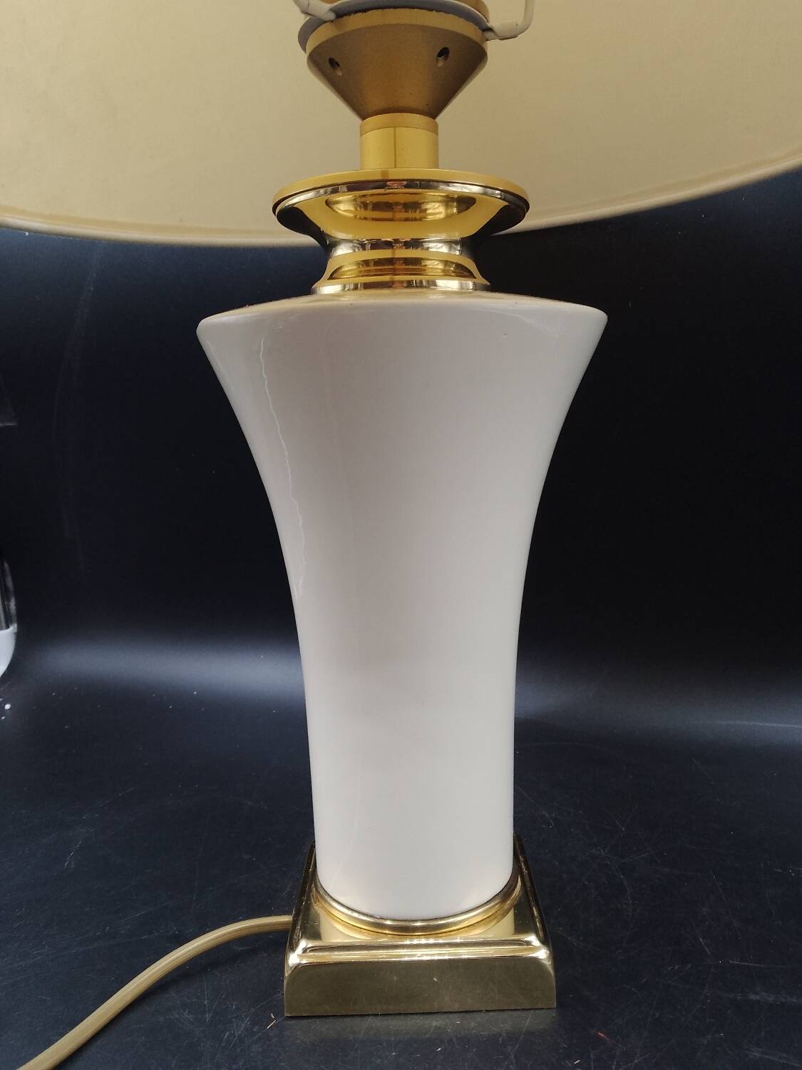 Belle lampe de table laiton et porcelaine du milieu du siècle maison le dauphin