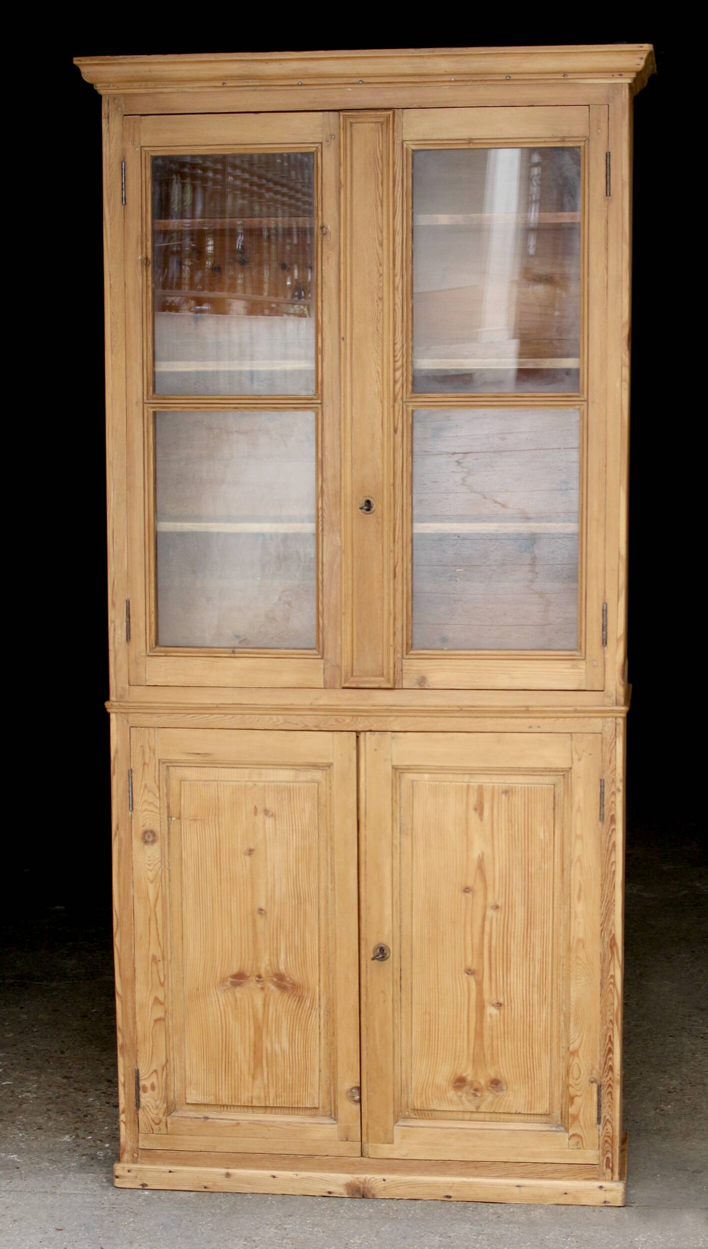 Beautiful patinated pine bookcase (circa 1900).