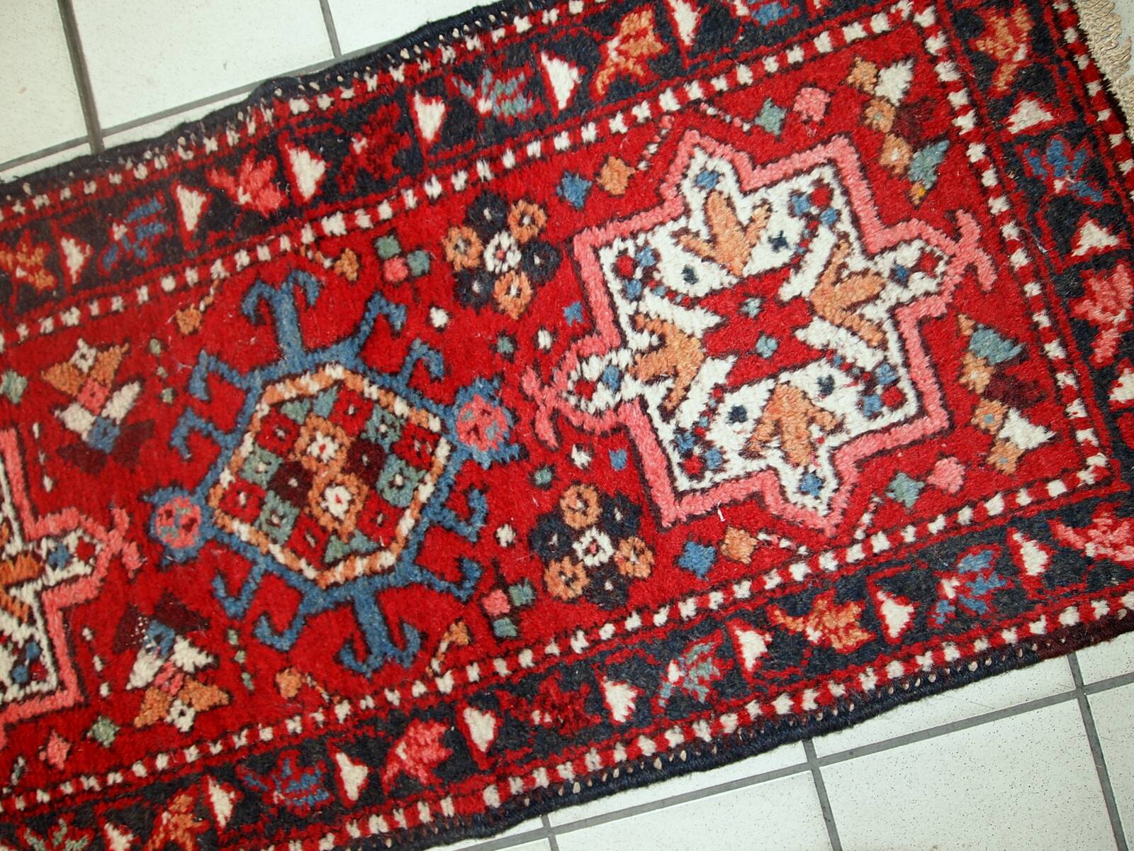 Tapis Couloir Vintage Karajeh du Moyen-Orient, Années 1960, Élégance et Aut