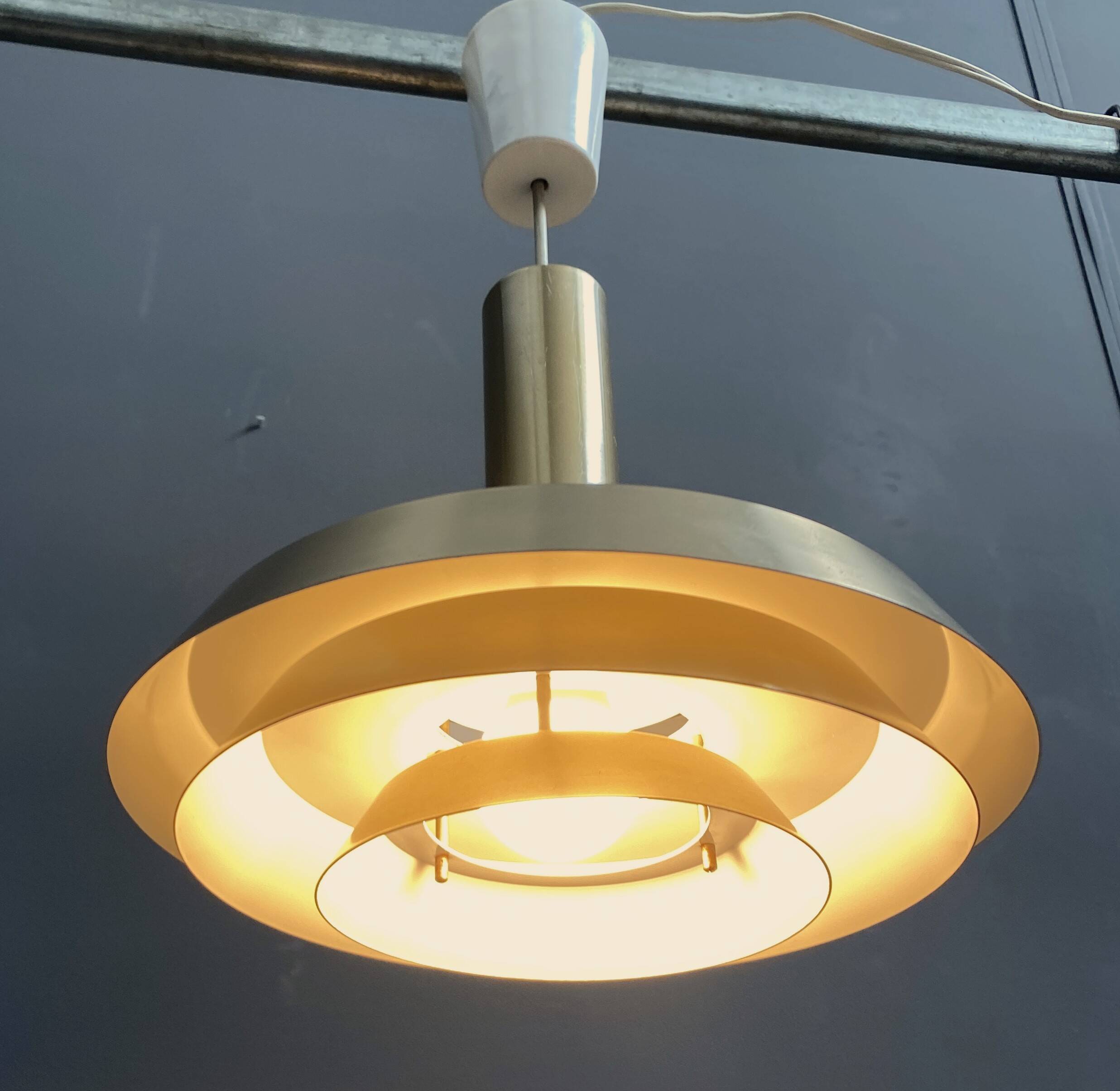 Lampe à suspension en métal VEB couleur laiton et blanc années 1960