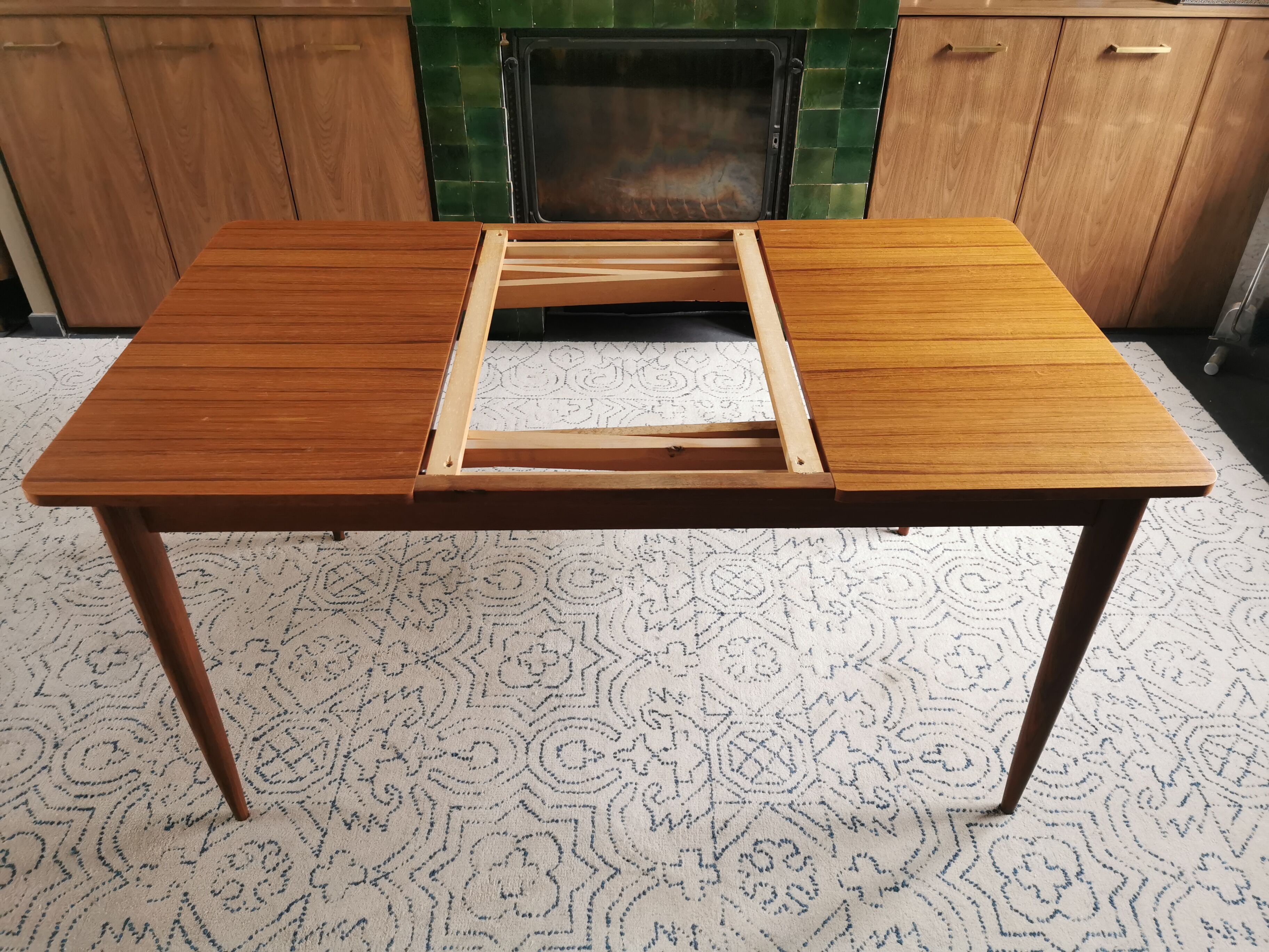 Table set and 6 Scandinavian Vintage Chairs in Teck