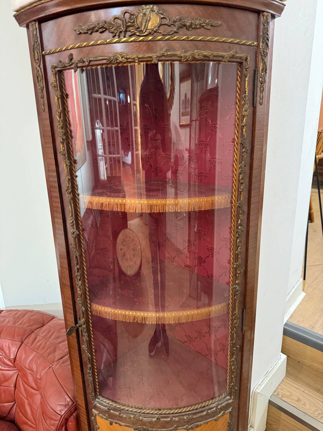 Corner display case in wood veneer with musical instrument marquetry