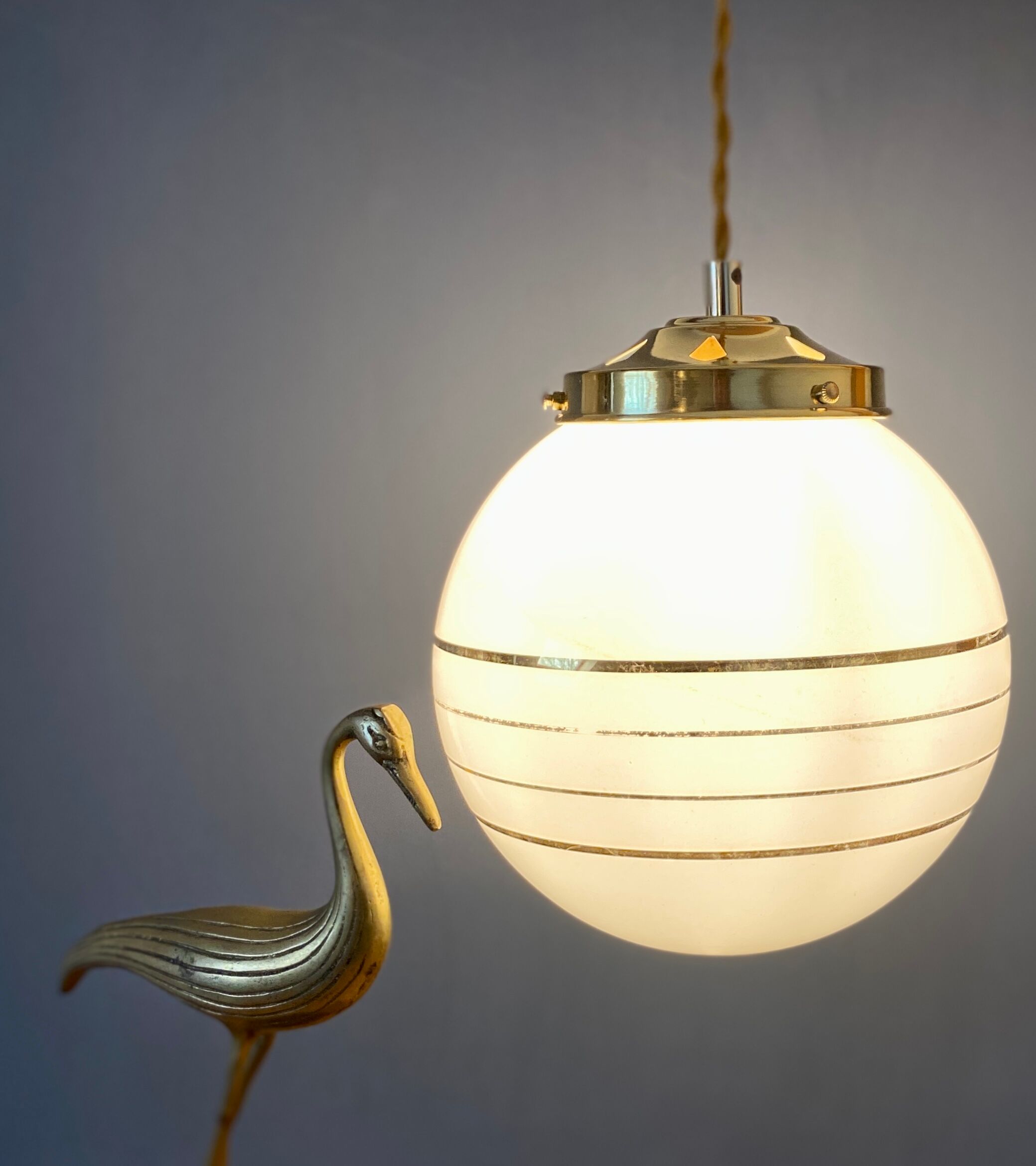 Suspension globe vintage art déco en opaline blanche et dorée