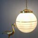 Suspension globe vintage art déco en opaline blanche et dorée