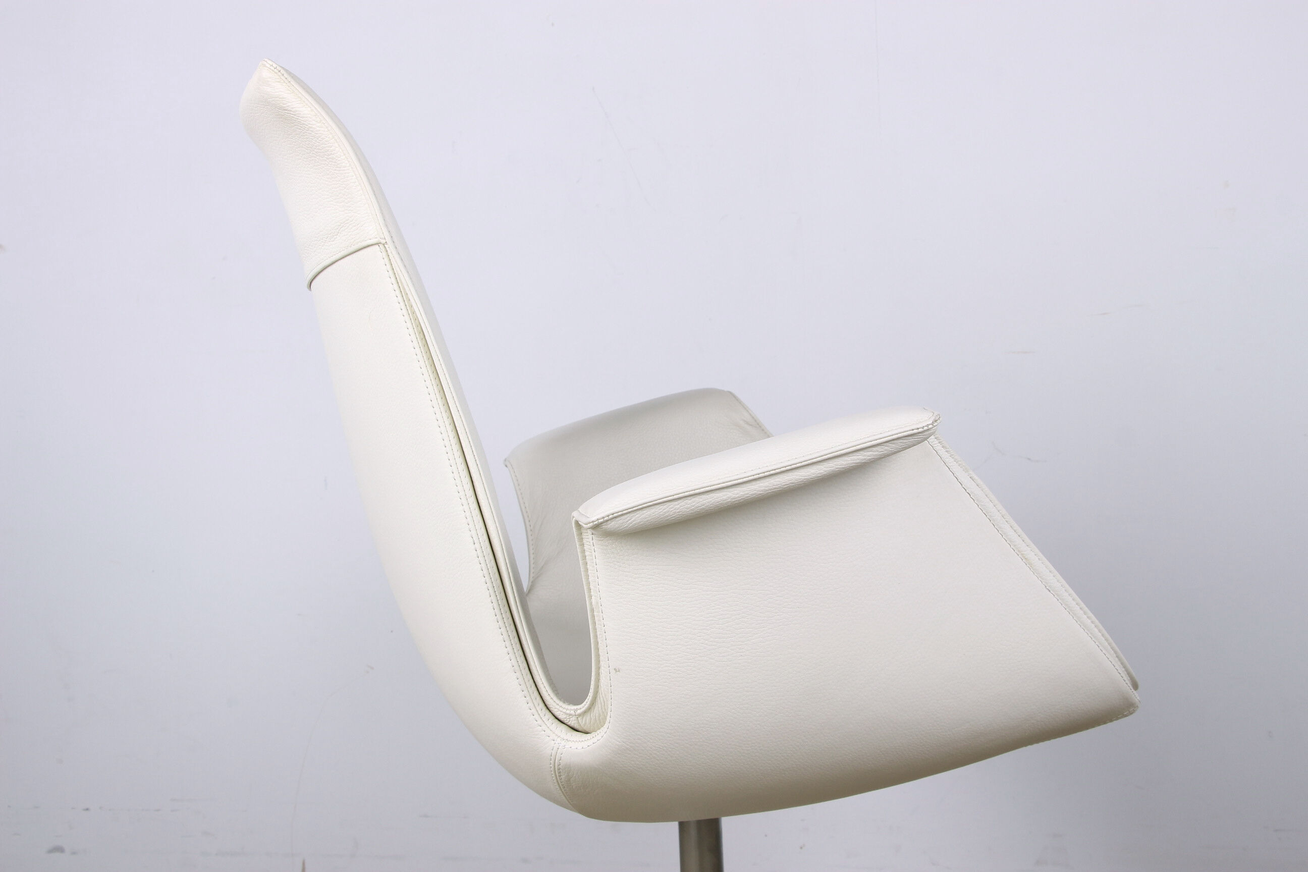 Danish armchair in White Leather and Steel, model FK 6725 or "Tulip chair" by Preben Fabricius.