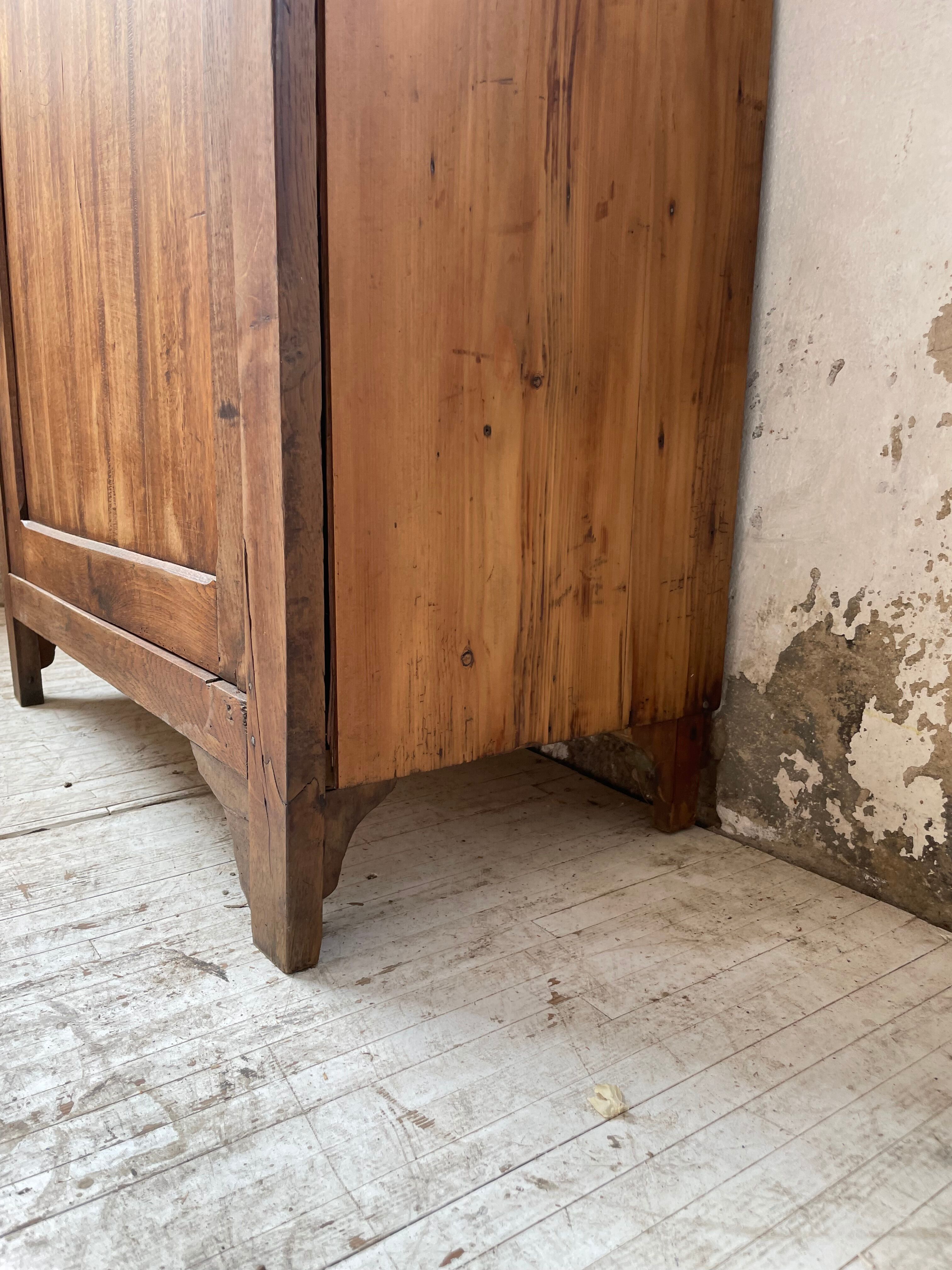 Buffet in oak and pine wood