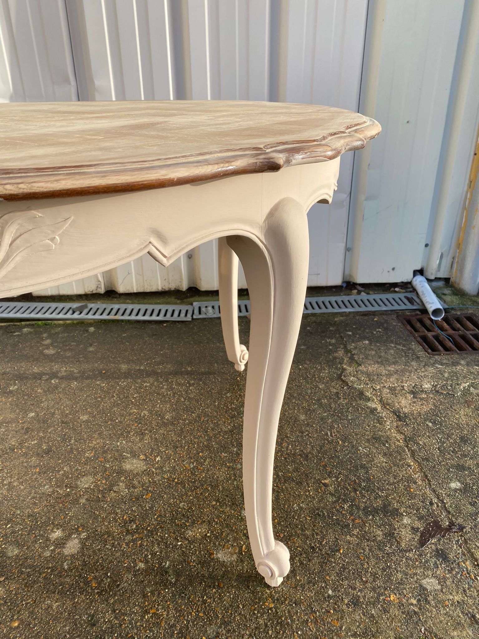 Table Louis XV repainted cream color