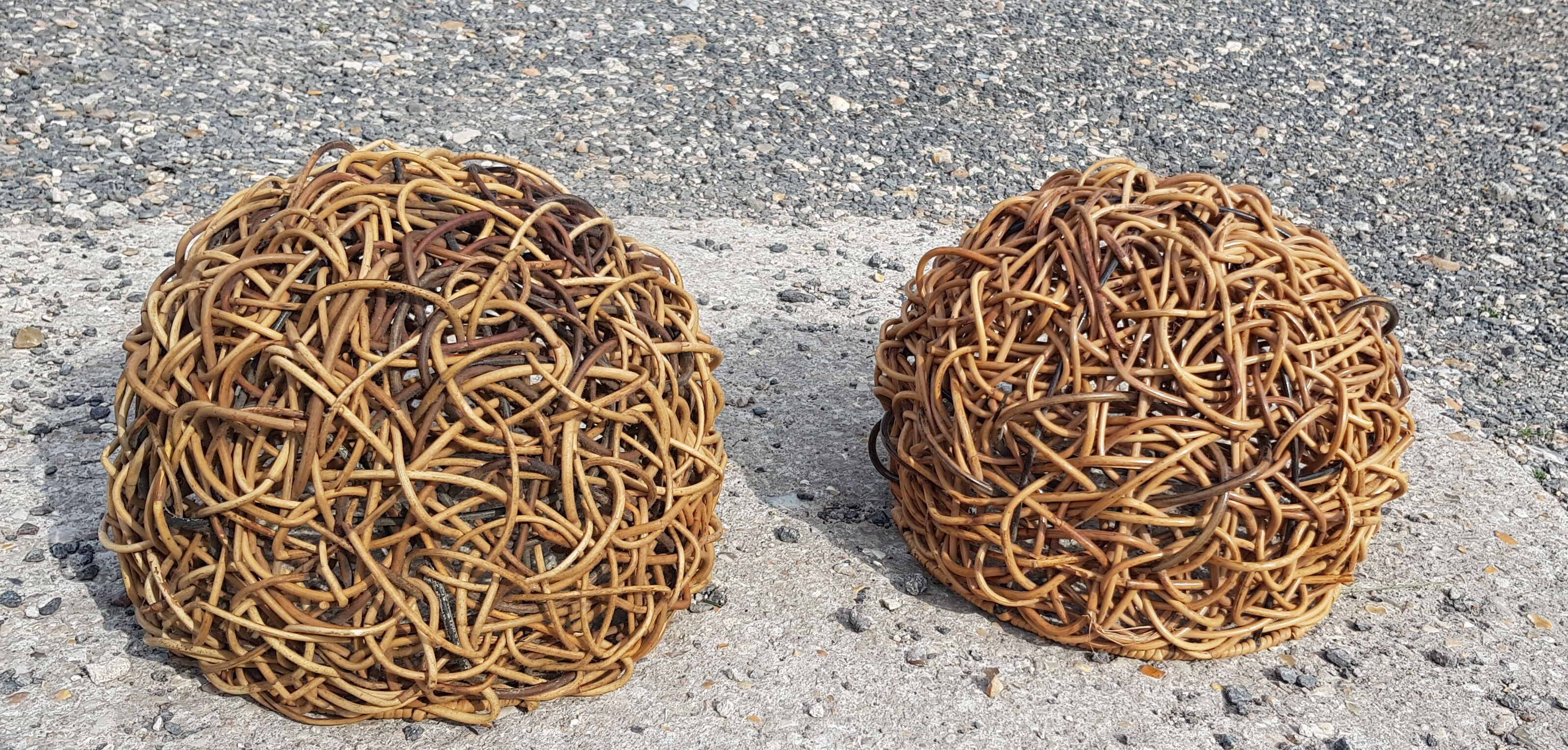 Round wicker wall lamp