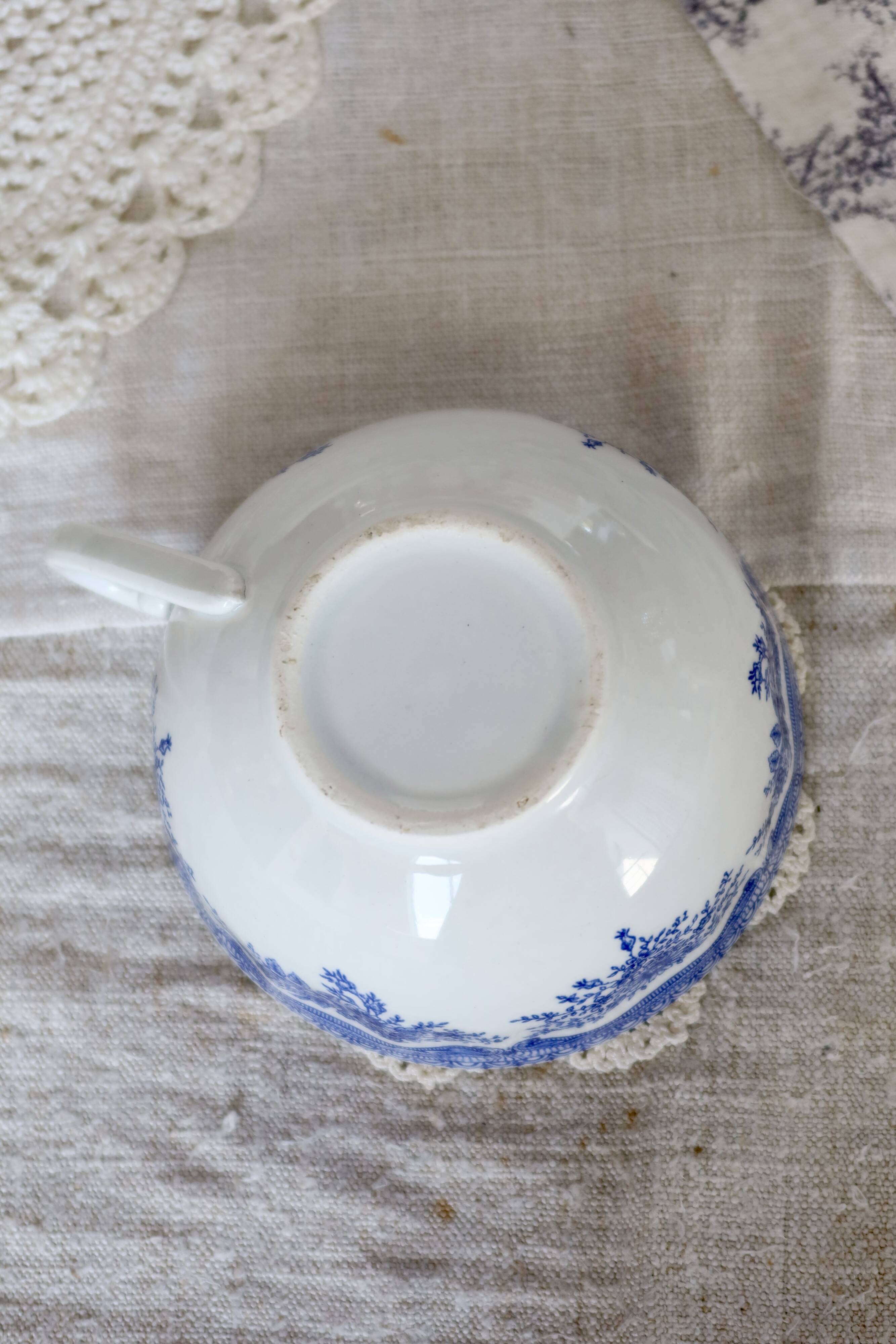 Antique blue and white earthenware teacup - Floral decoration
